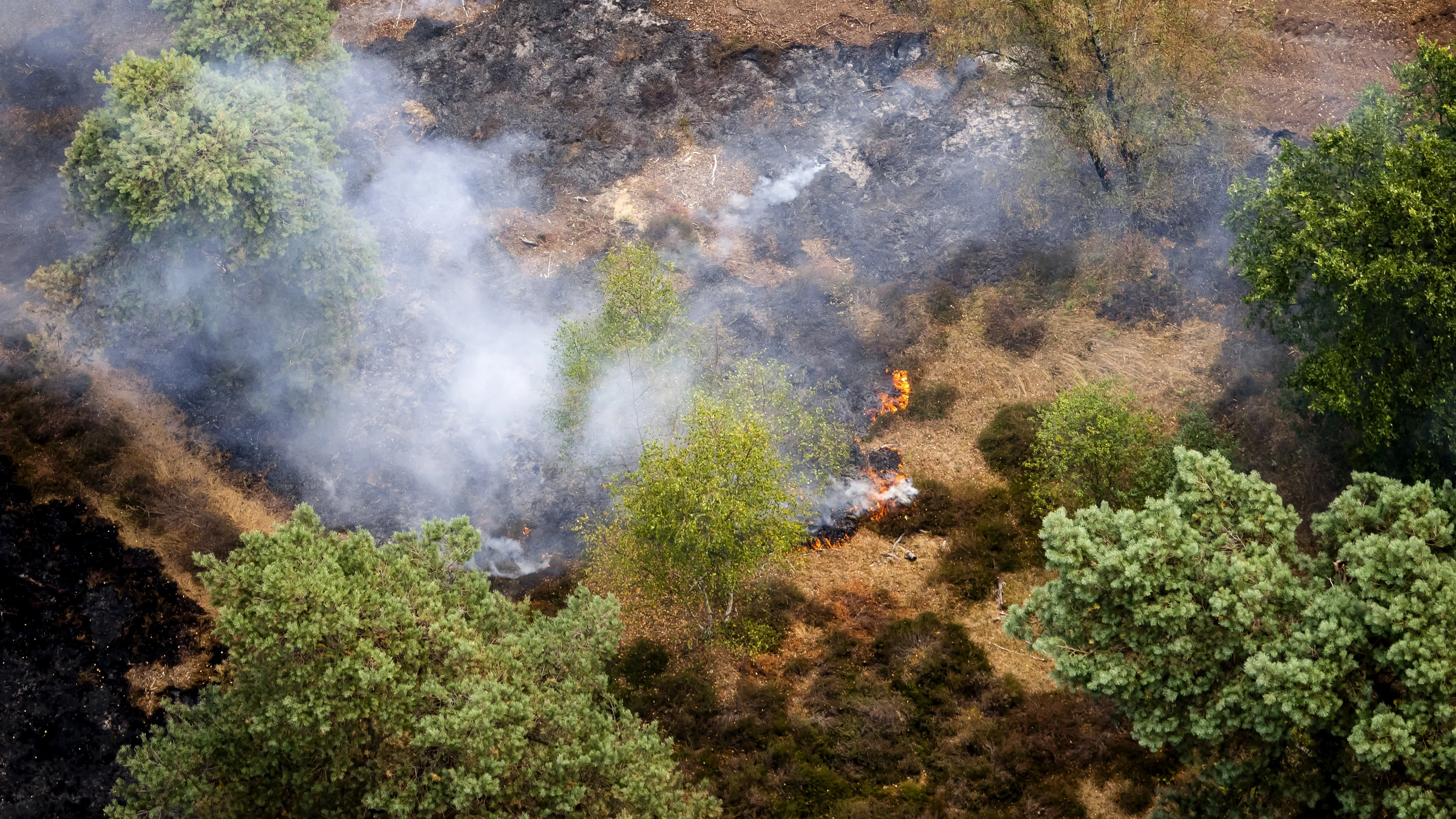 Natuurbrand bij Venray opnieuw opgelaaid, brandweer rukt uit