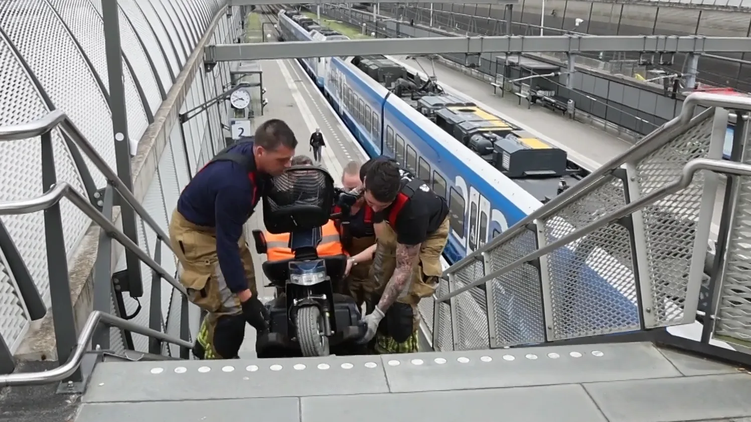 Scootmobieler strandt op perron door kapotte lift: 'Monteur kan pas morgen komen'