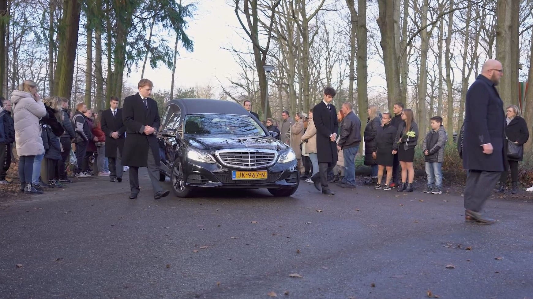 Honderden mensen vormen erehaag voor doodgeschoten Gianna (14)