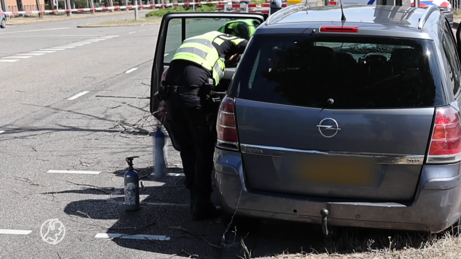 Auto botst tegen boom in Den Haag, politie vindt lachgasflessen 