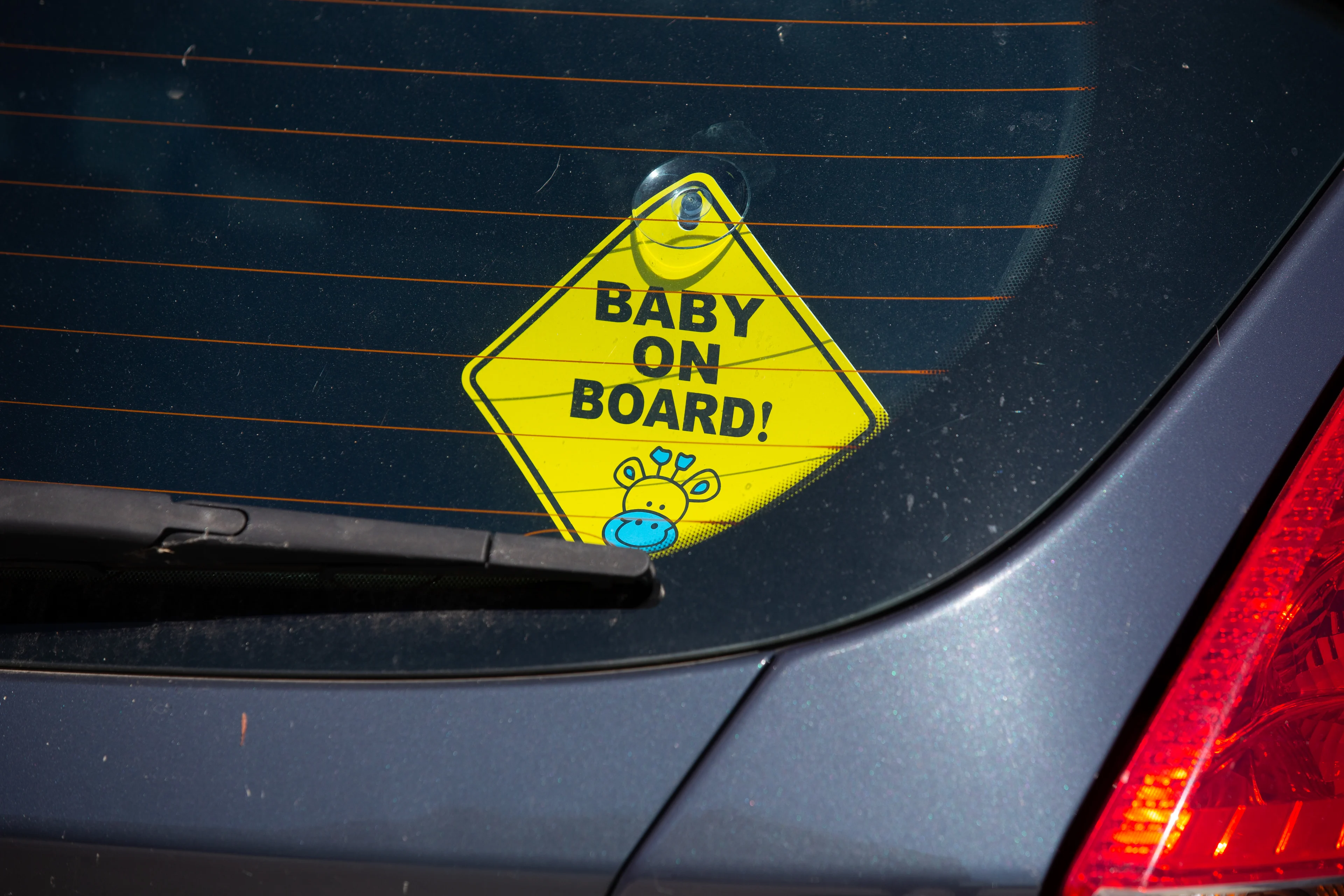 Ouders gaan bakken op strand, laten kindjes (1 en 2 jaar) achter in snikhete auto