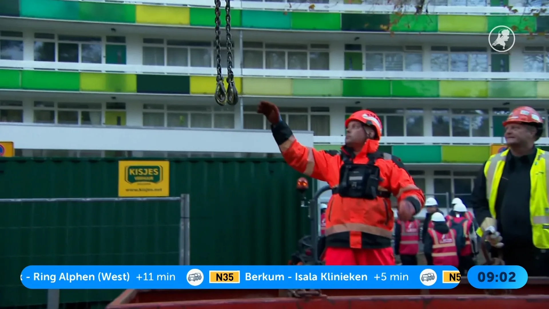 Verstevigen balkons grote flats Zeist begonnen, enorme hijskraan op de stoep