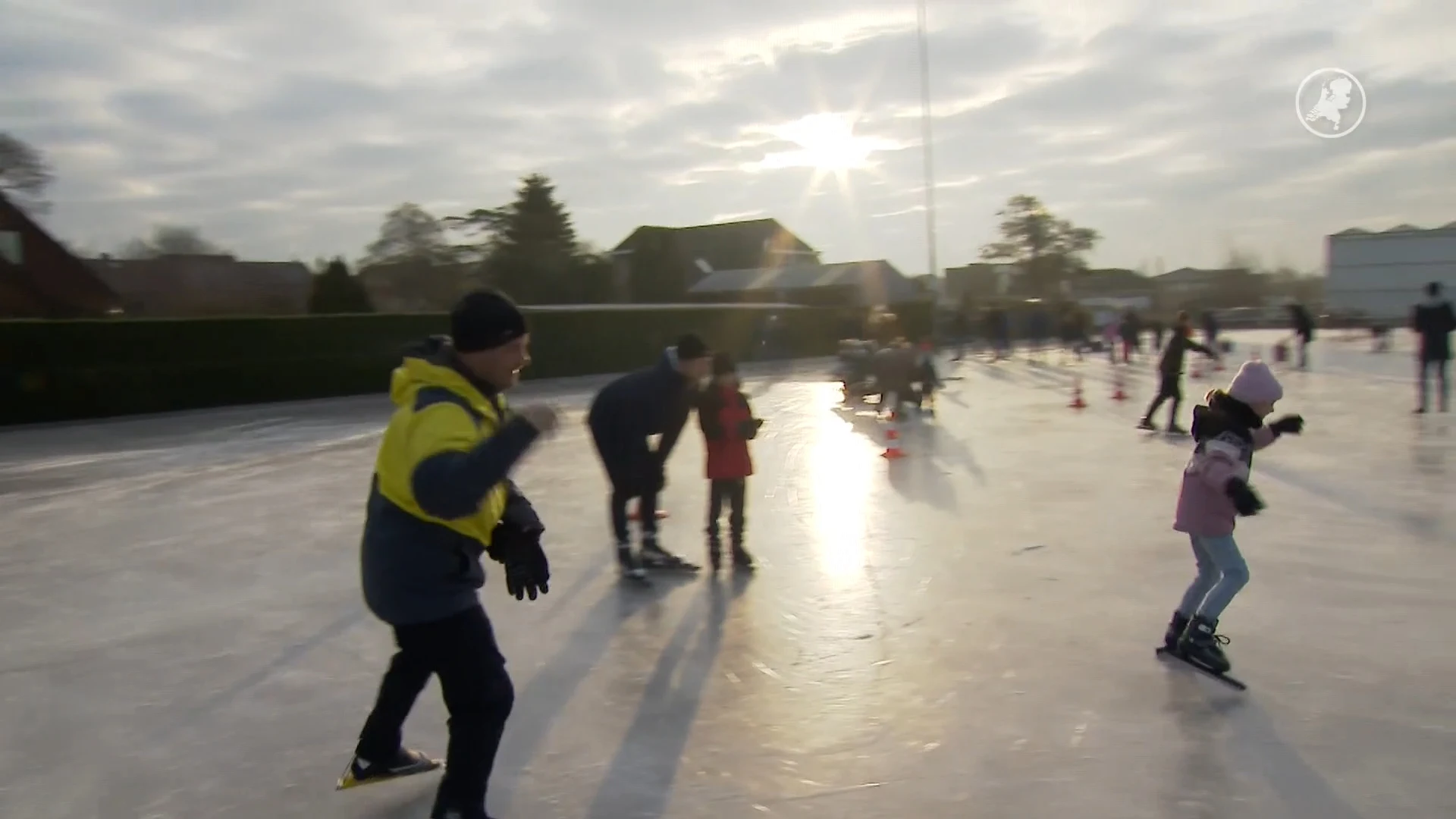 Mensen grijpen laatste kans om te schaatsen in De Lier