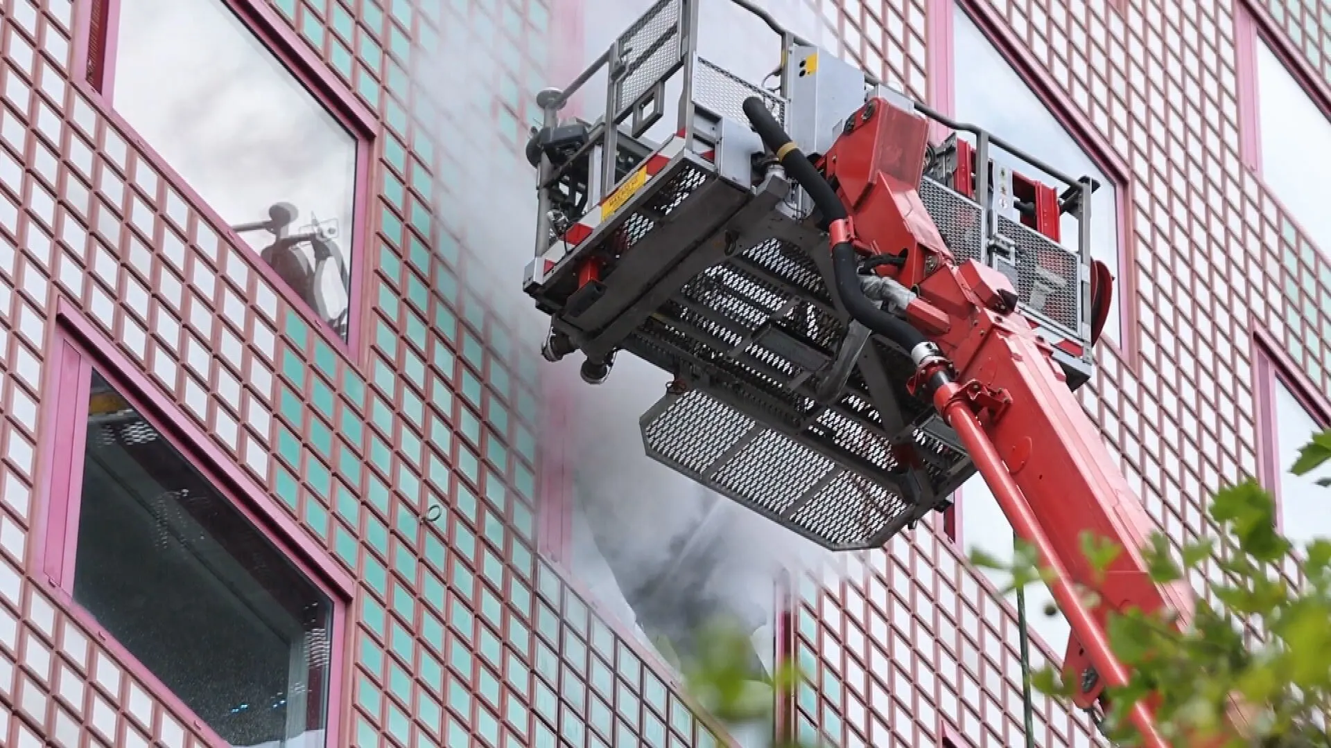 Brand in Haagse studentenflat, bewoners vluchten straat op