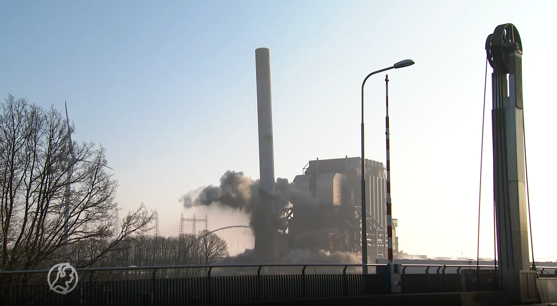 ZIEN: 155 meter hoge schoorsteen met explosieven neergehaald