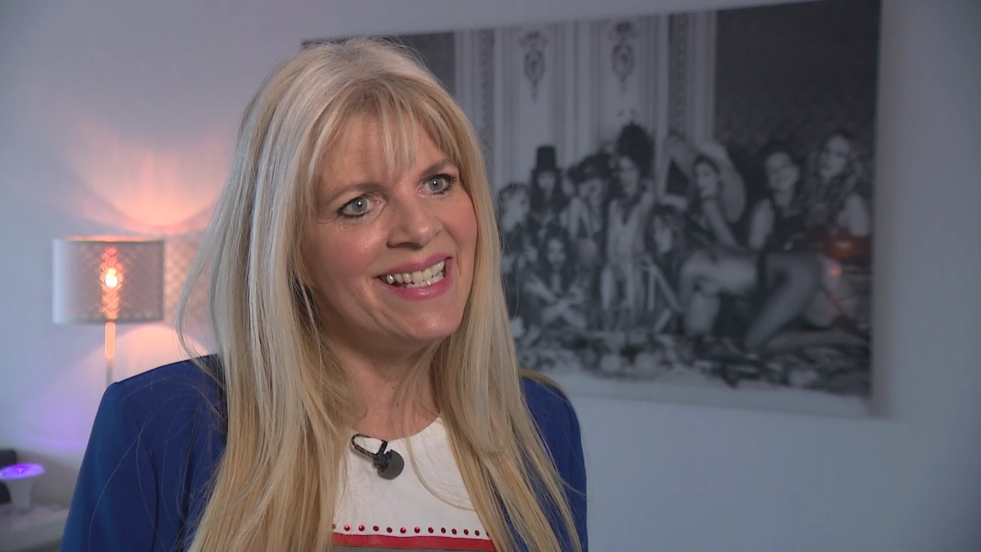 Kim Holland bezorgt studenten hogeschool Leeuwarden rooie oortjes met sekscollege