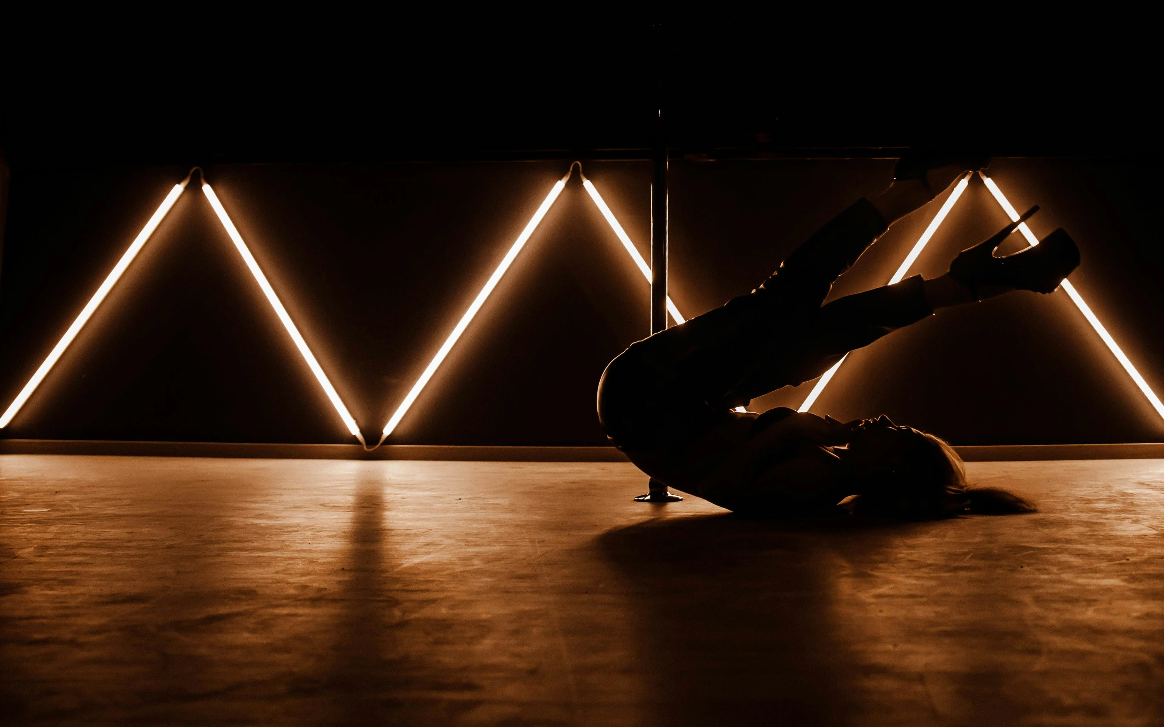 Bijzondere act op uitvaart ouder echtpaar: paaldanseres boven de kisten