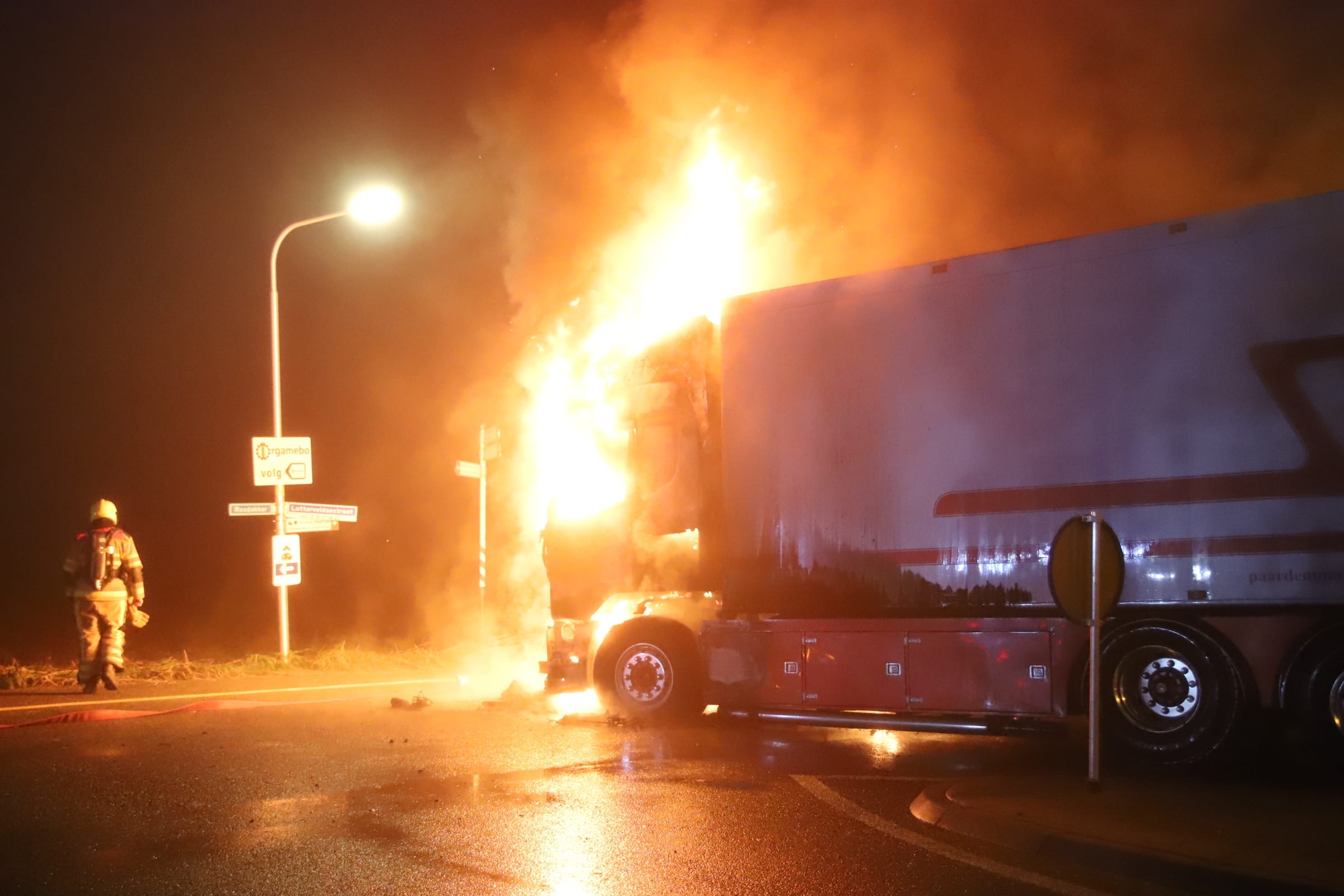 Met de vlam in de pijp: vrachtwagenchauffeur ontsnapt aan inferno