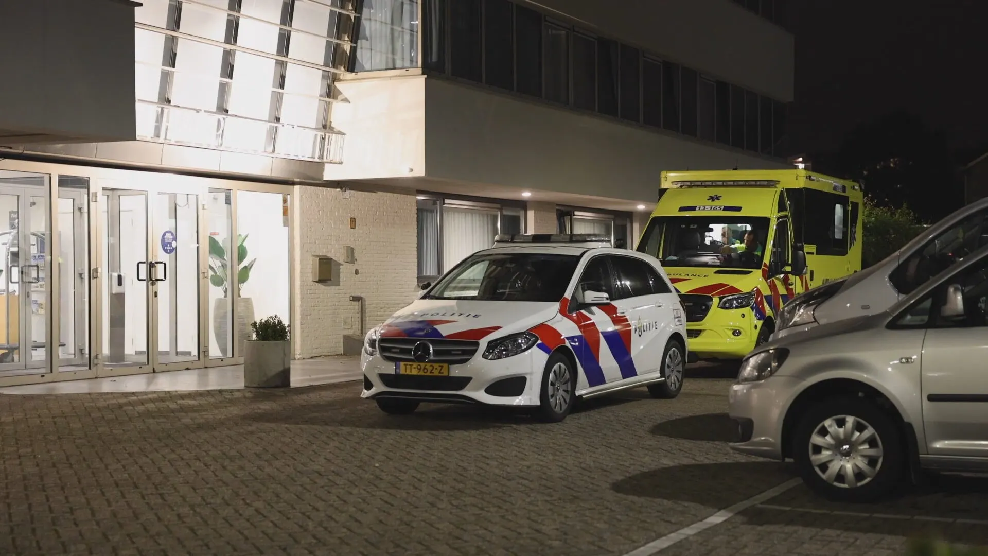 Overvallers steken nachtbewaker hotel Badhoevedorp neer en slaan op de vlucht