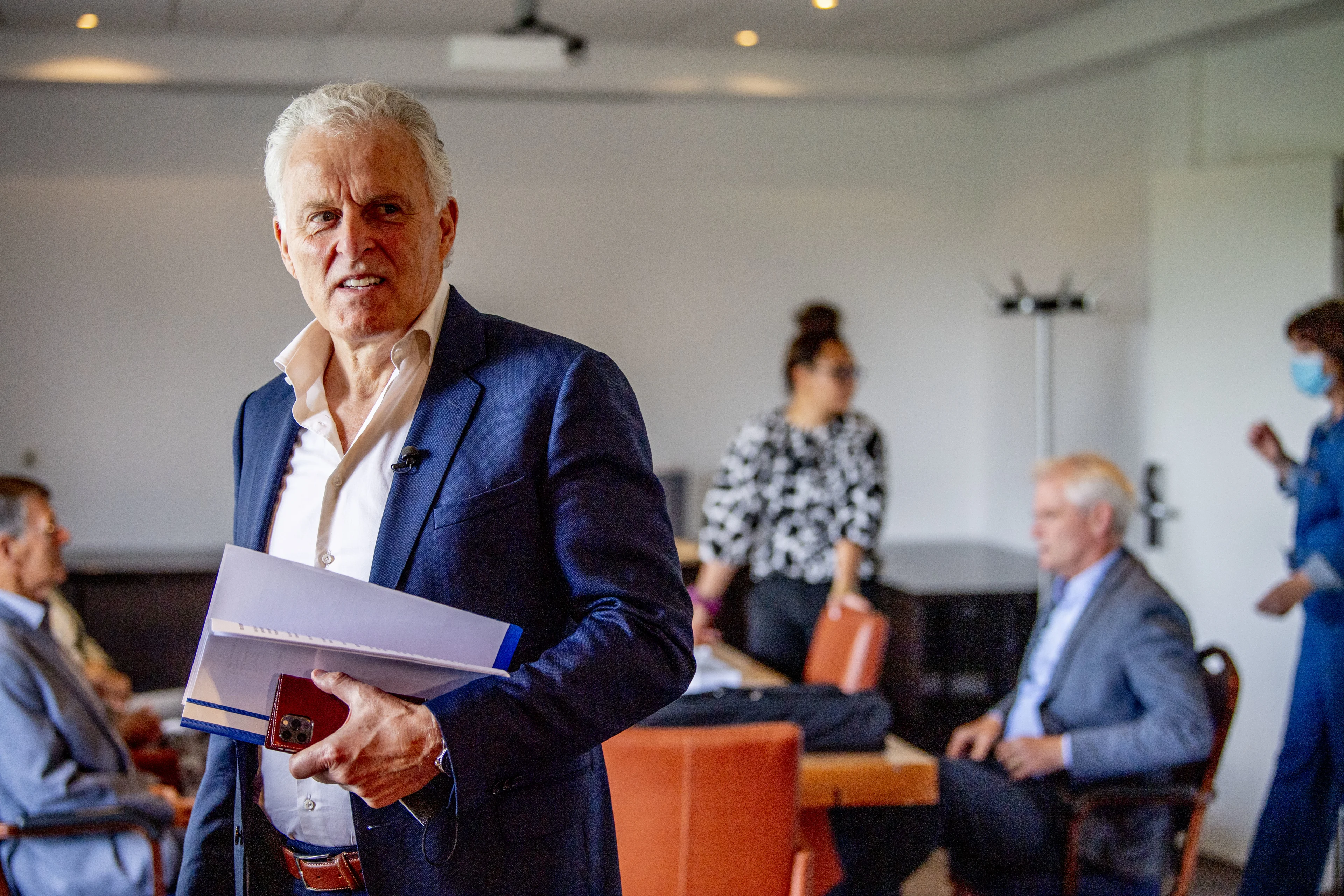 Peter R. de Vries vecht voor zijn leven na aanslag, politie houdt drie verdachten aan