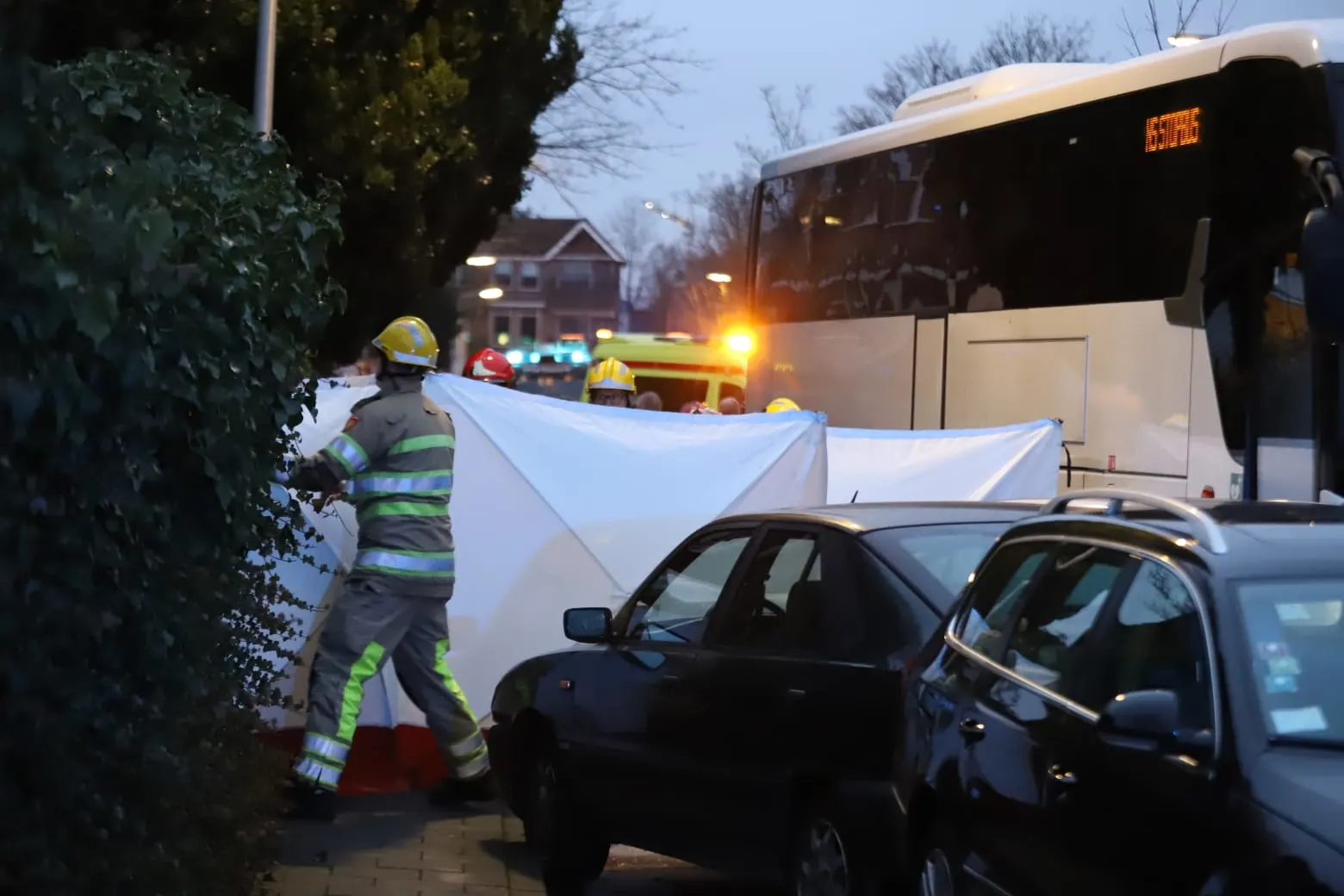 NS-stopbus ramt meerdere auto's in Bussum: vrouw uit Naarden overleden