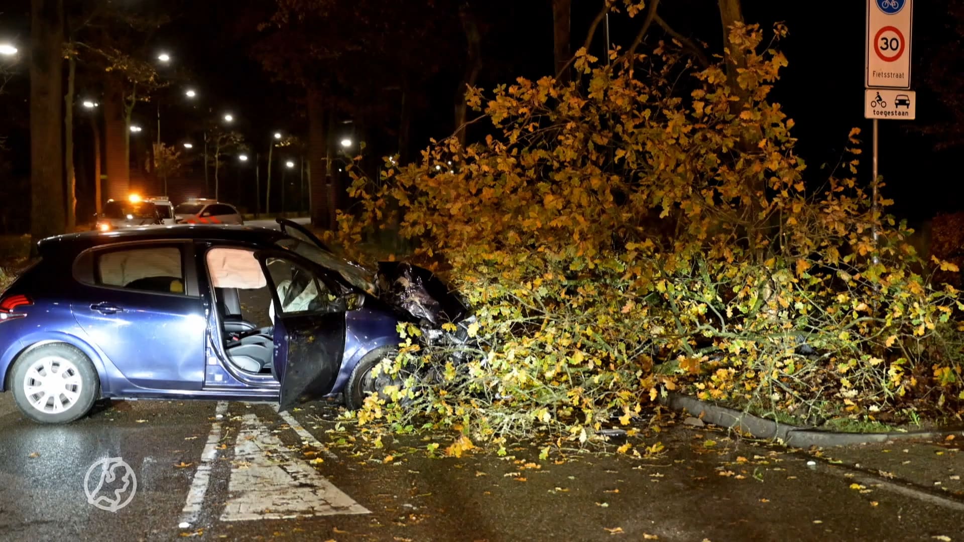 Automobilist stapt na paar glazen wodka in auto en crasht tegen boom
