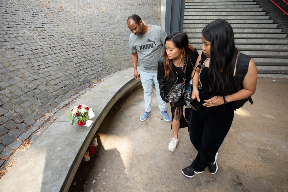 Bloemetje voor overleden zoon op station Baarn foetsie, moeder overstuur
