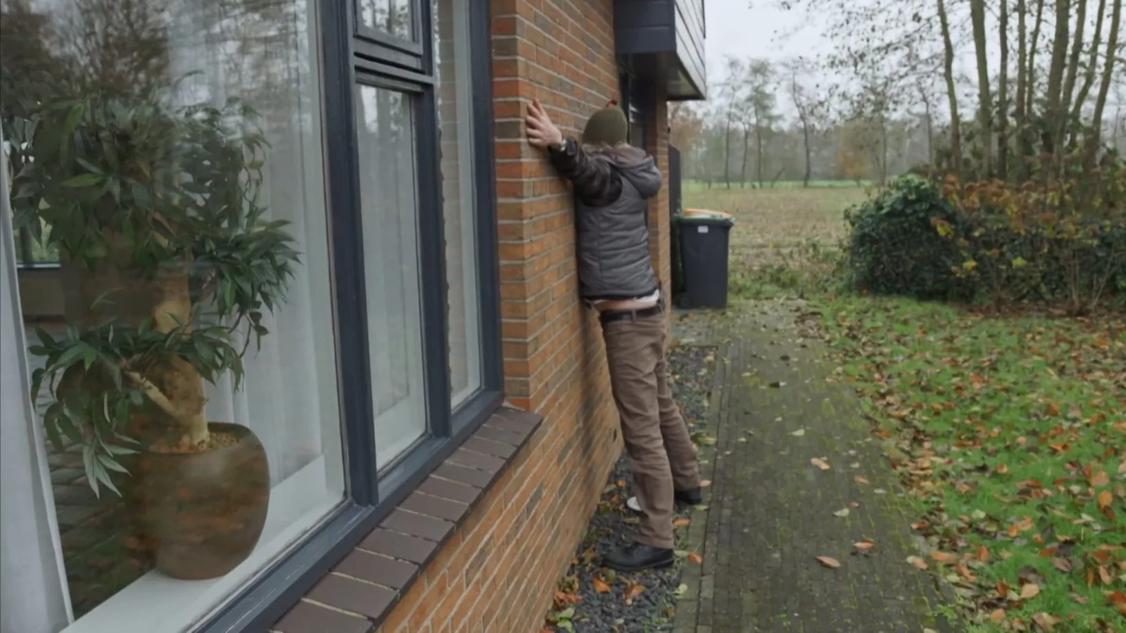 Halleluja: Kopen Zonder Kijken-kandidaat knuffelt van blijdschap nieuwe woning