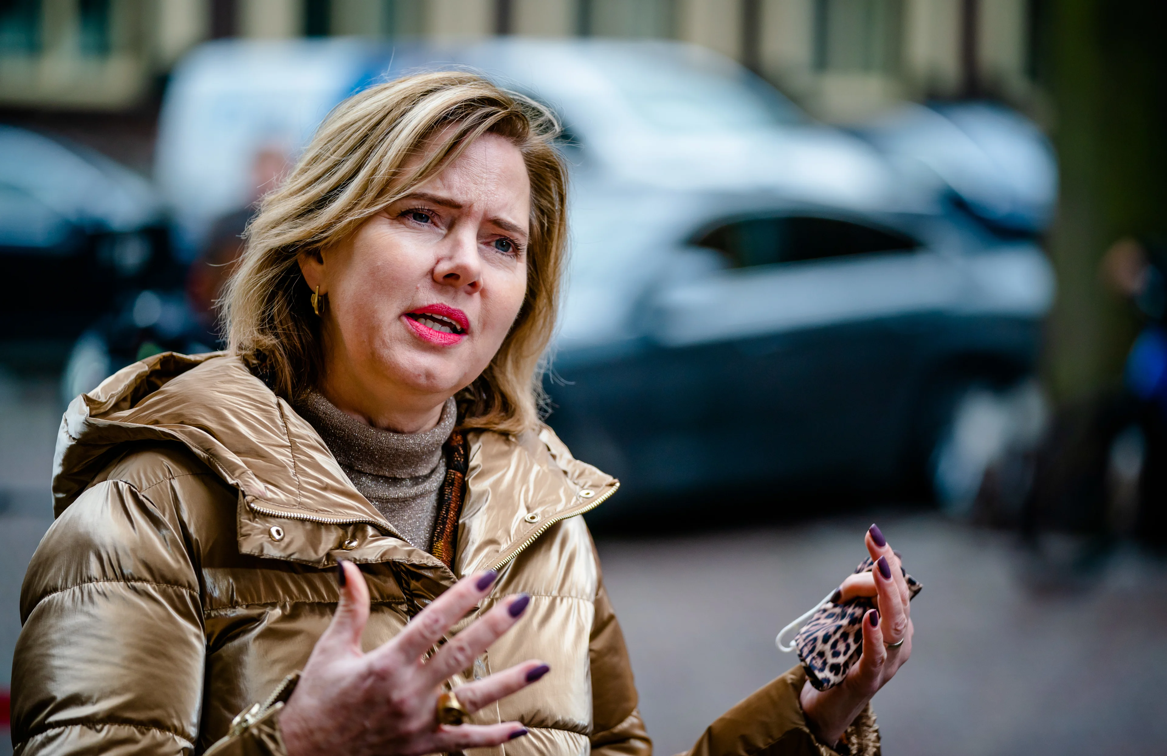 Minister Van Nieuwenhuizen gaat in gesprek met 'opgesloten' truckers: 'Ze zijn onmisbaar'