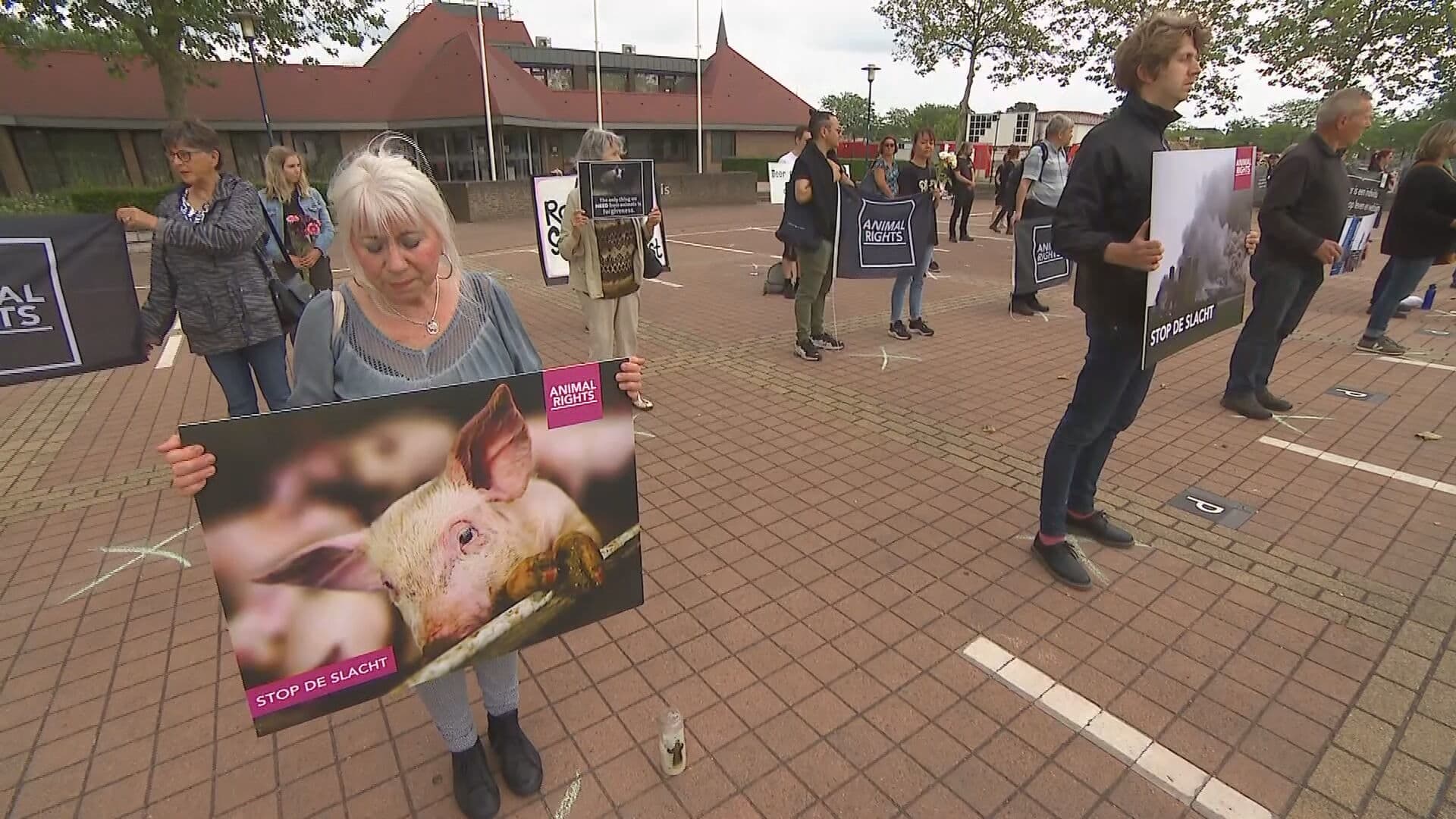 Wake voor duizenden gestorven varkens bij stalbrand, Farmers Defence Force blokkeert toegangsweg