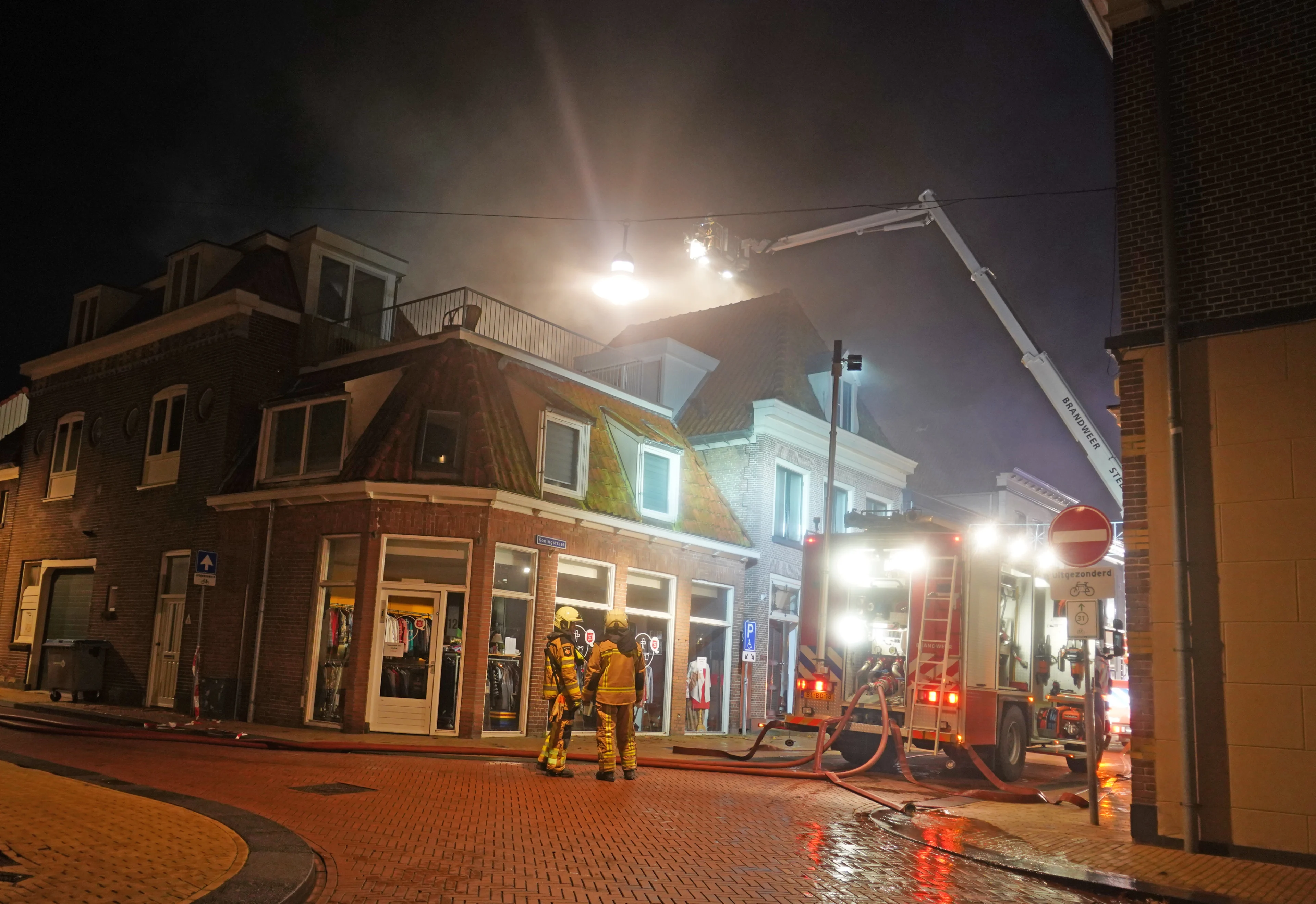 Grote brand in centrum van Steenwijk, omwonenden uit woningen gehaald