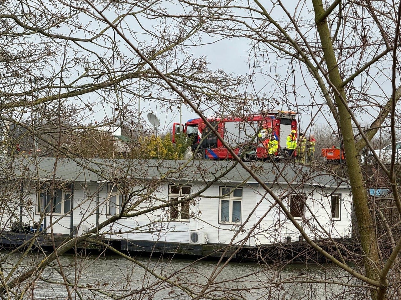 Woonboot in Maastricht loopt vol water, hulpdiensten ter plaatse