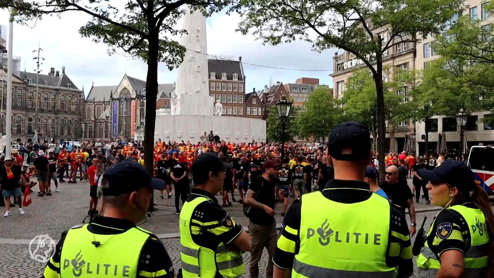 Drie agenten raken gewond bij onrust tussen voetbalsupporters op de Dam