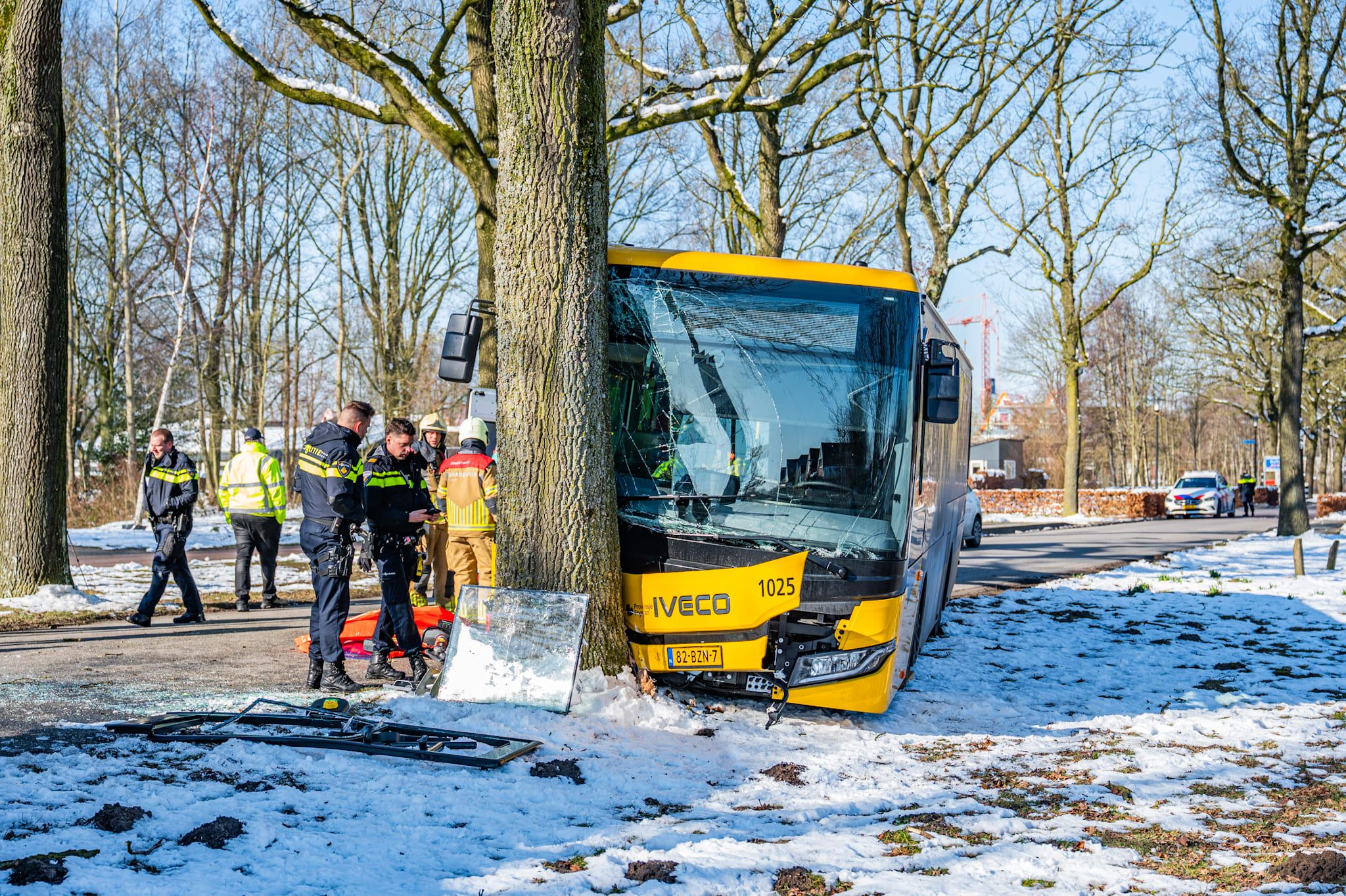 Lijnbus knalt tegen boom in Buitenpost: chauffeur naar ziekenhuis