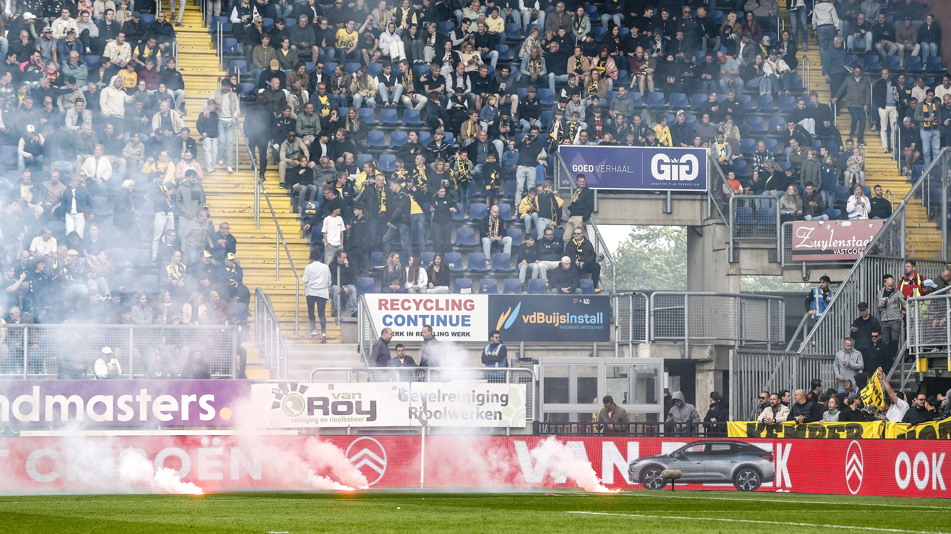 Duel NAC Breda - sc Heerenveen stilgelegd door vuurwerk op veld