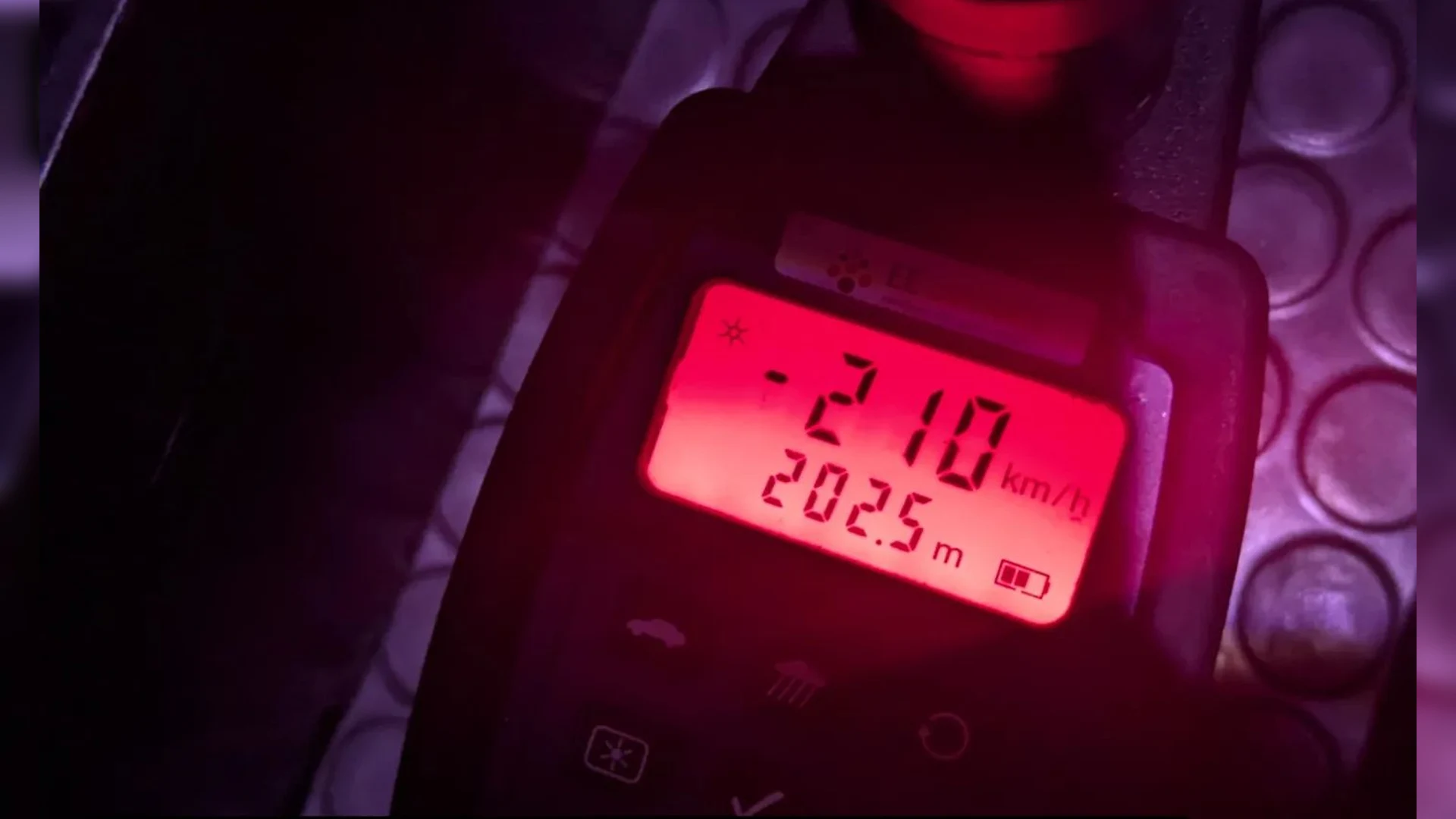 Met 210 km/u gepakt: beginnend bestuurder vraagt politie 'het door de vingers te zien'