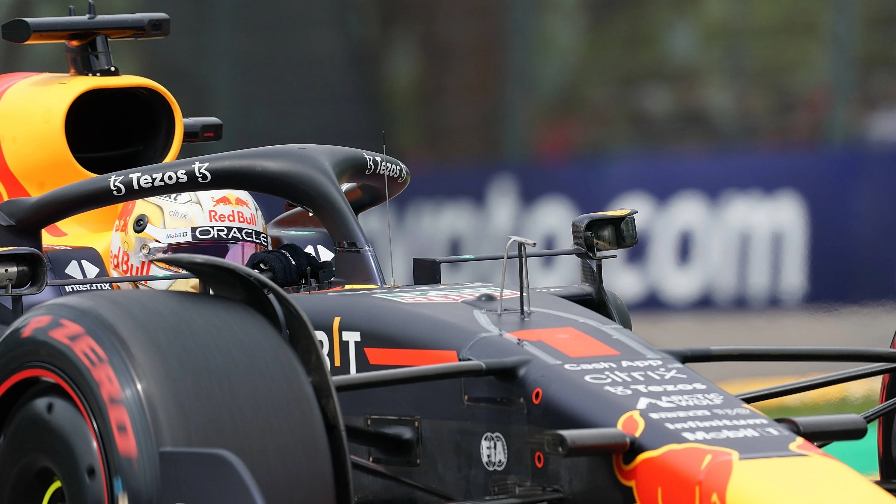 Knokkende Verstappen wint na dramastart toch sprintrace op Imola