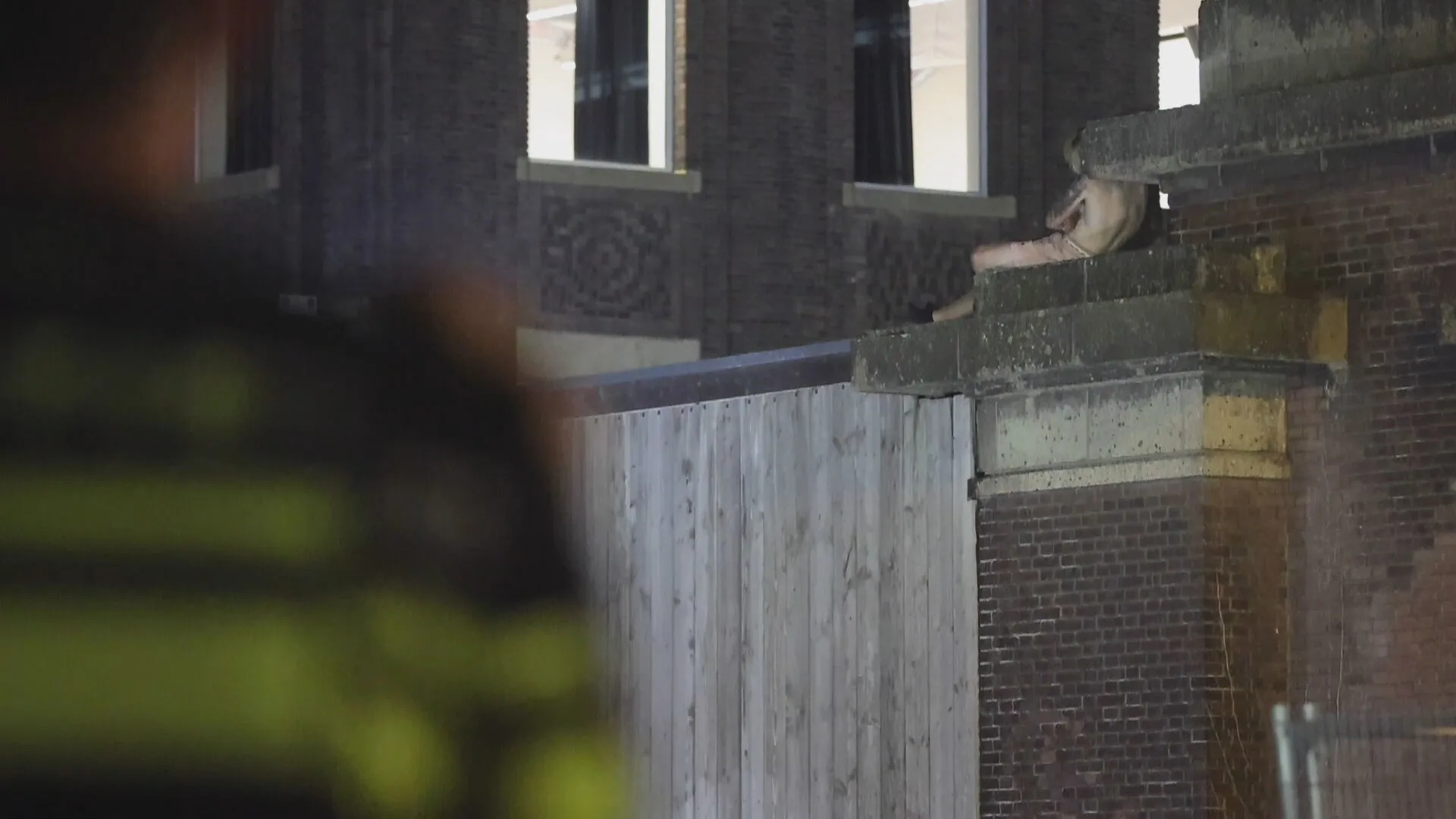 Politie plukt verwarde man van dak TU Delft