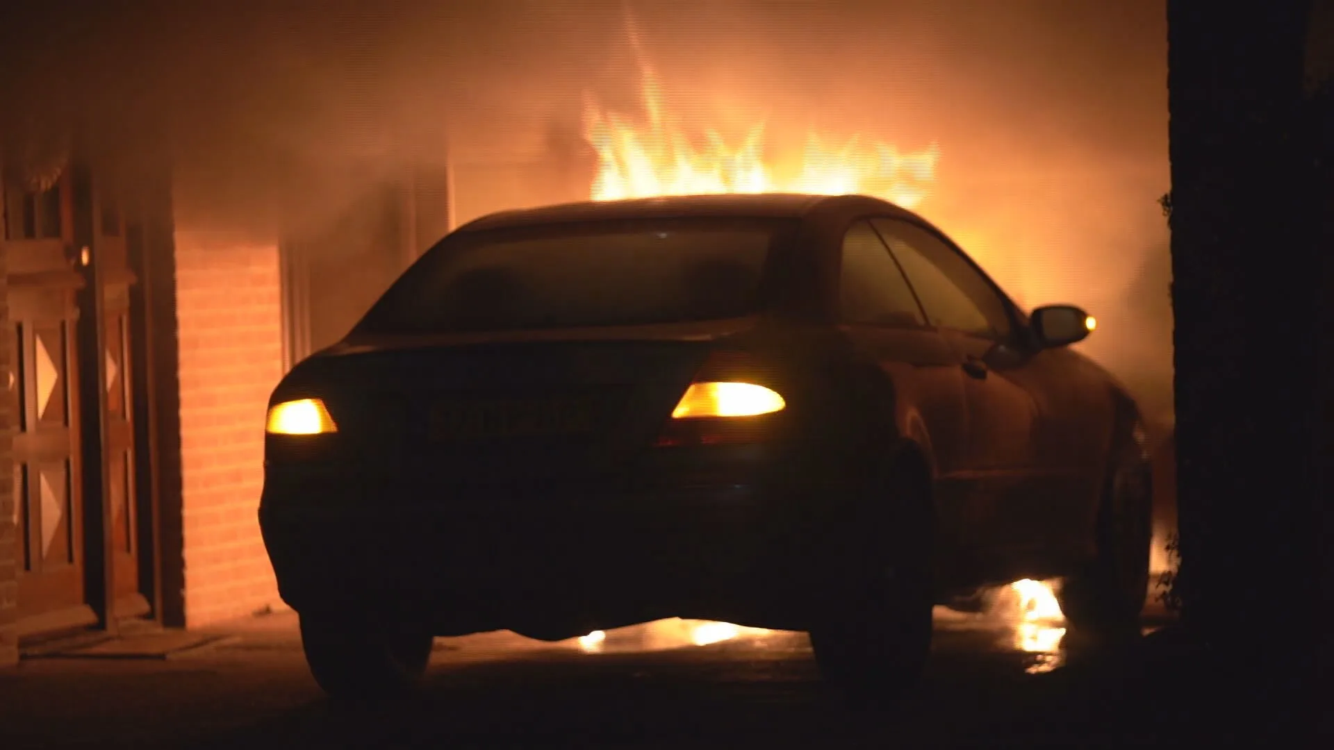Bewoners vluchten huis uit na felle en overslaande autobrand in Oss