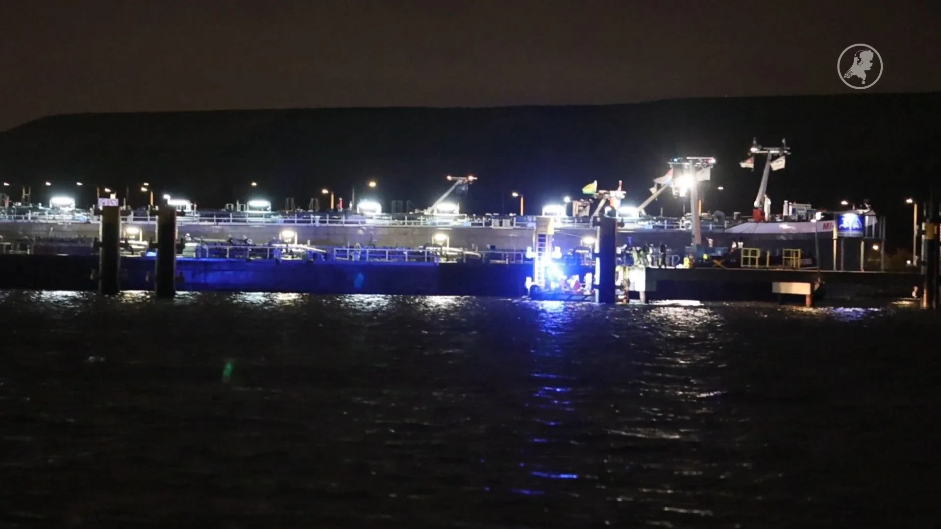 In Amsterdam wordt met man en macht gezocht naar 2 opvarenden van een bootje