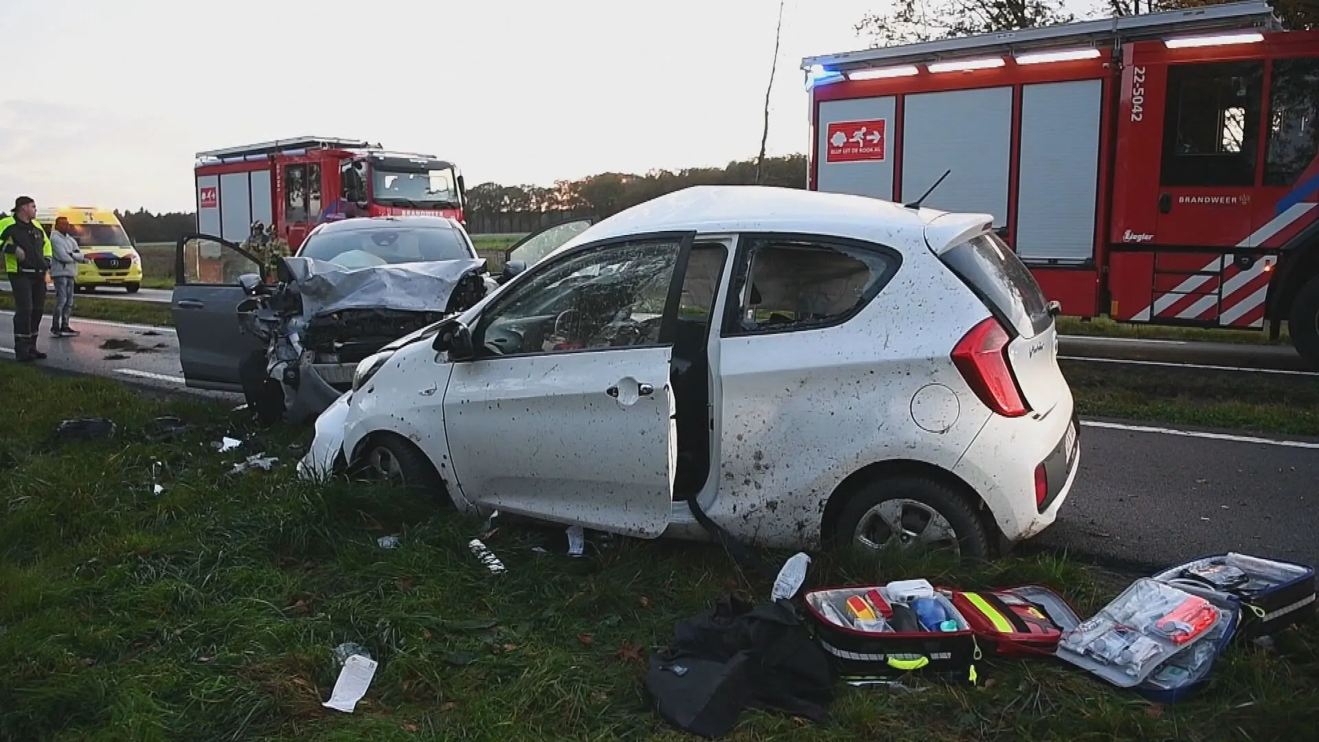 Vrouw (27) overleden na frontale botsing bij Riethoven