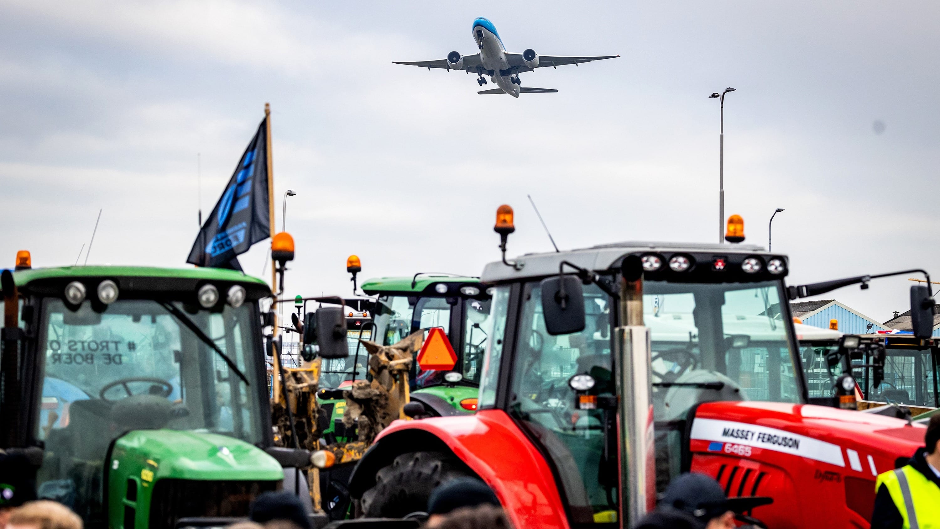 Ollongren wil blokkade Schiphol voorkomen: 'Defensie staat klaar'