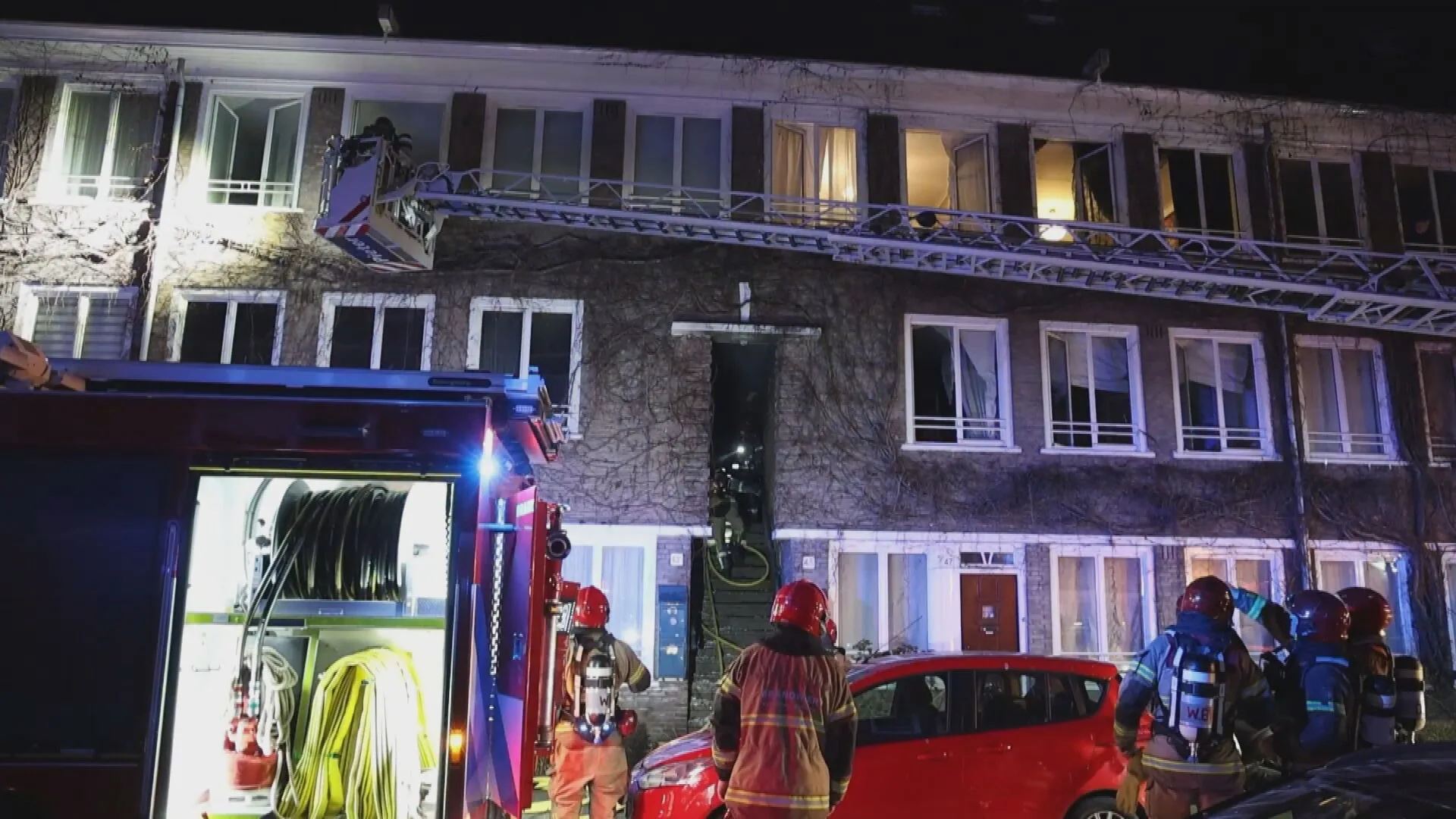 Woning brandt volledig uit in Amsterdam, vijf mensen naar ziekenhuis