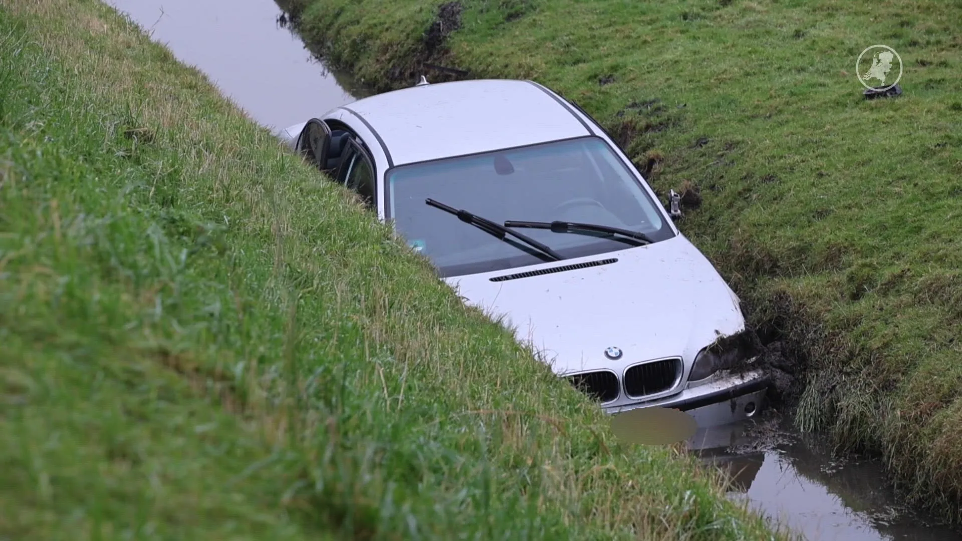 Auto belandt in sloot bij Schipluiden, bestuurder had geen rijbewijs