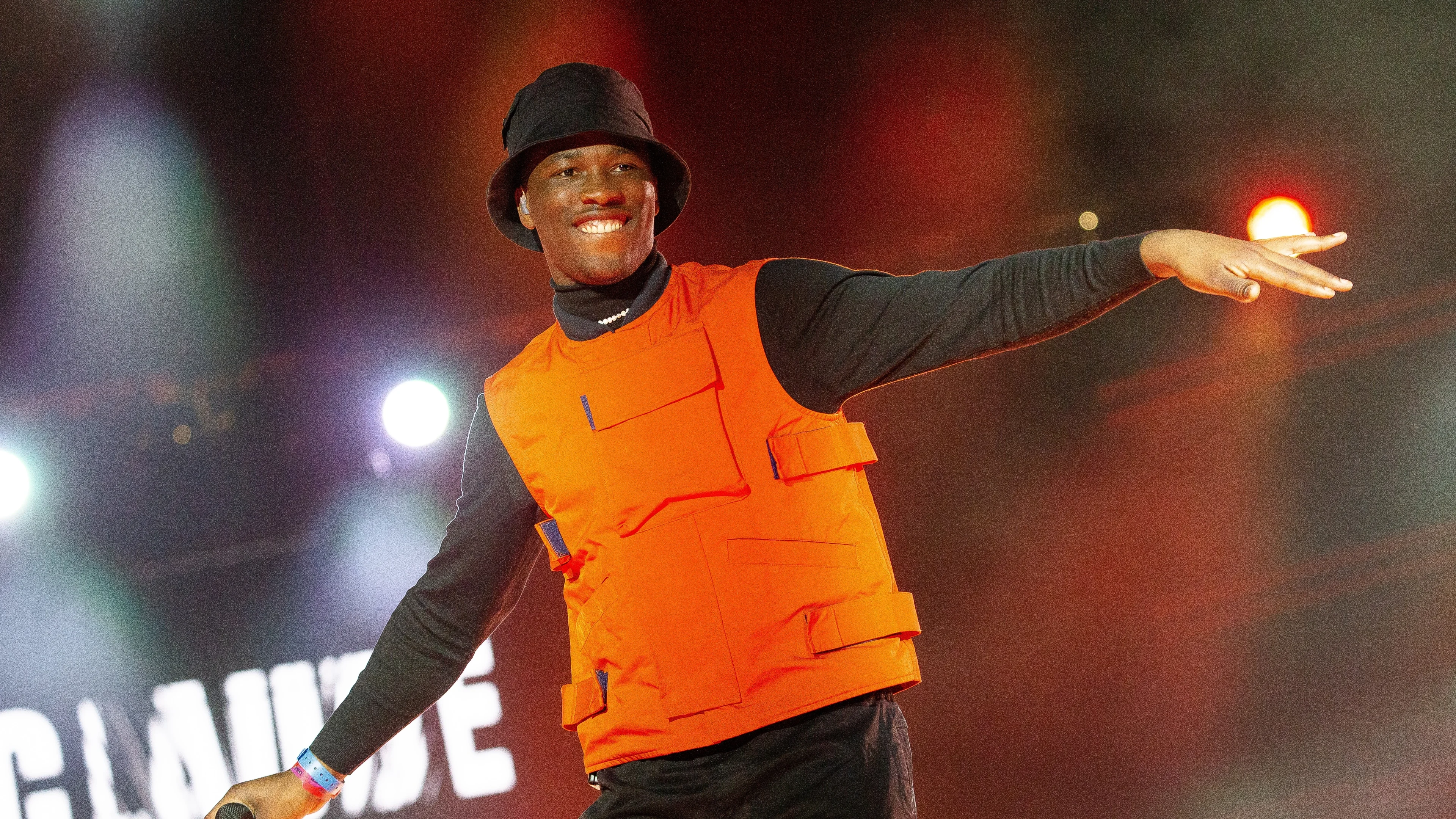 Wie is Claude Kiambe, onze inzending voor het Eurovisie Songfestival 2025?