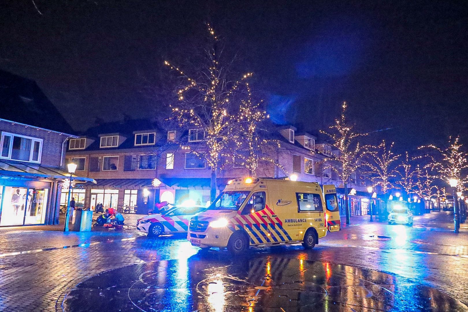 Zwaargewonde man gevonden op straat in Huizen