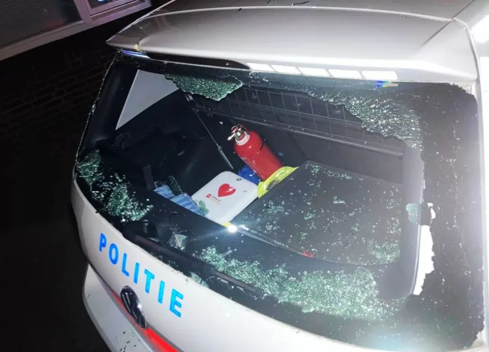 Politie Den Bosch roept "held" die dienstwagen sloopte tijdens carnaval op zich te melden