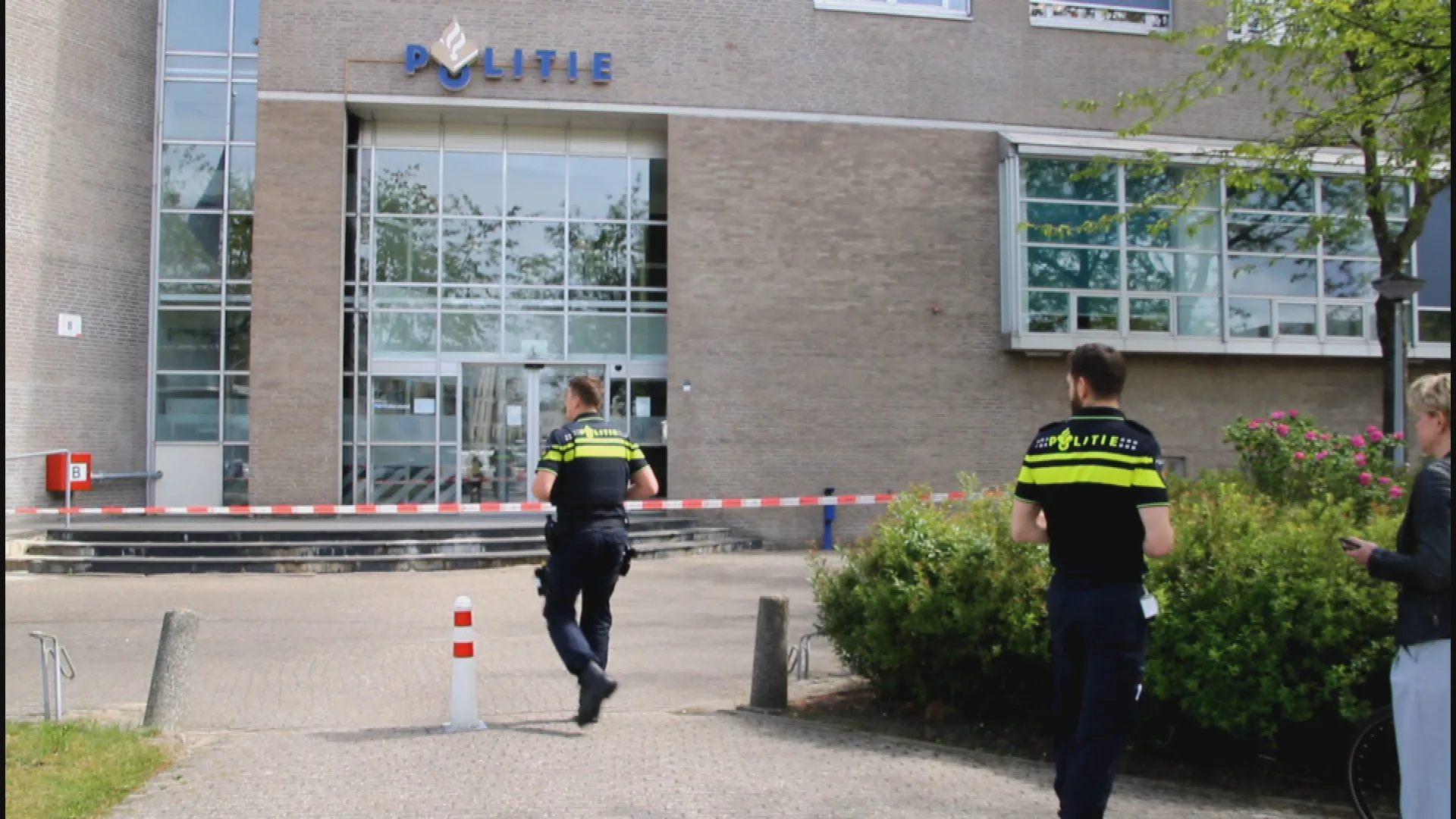 Mogelijk explosief afgegeven bij politie Lelystad, politiebureau ontruimd