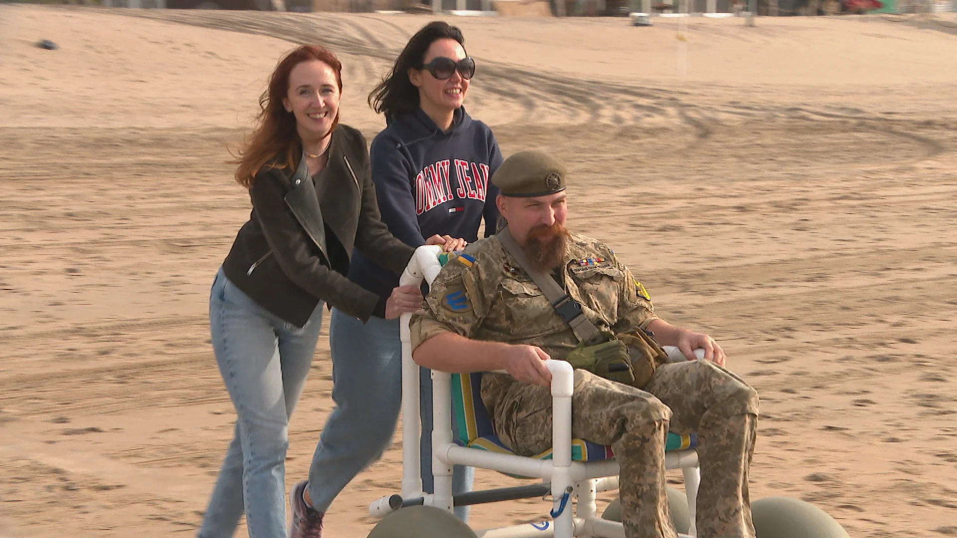 Gewonde Oekraïense militairen vergeten even alle zorgen tijdens dagje strand