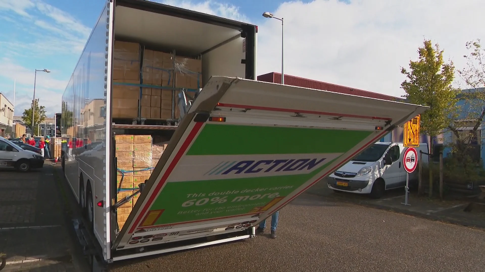 Vrachtwagens vol slaapspullen onderweg voor slachtoffers aardbeving Marokko