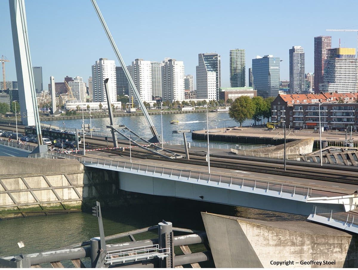 Bovenleiding tram over Erasmusbrug Rotterdam geknapt en ingestort