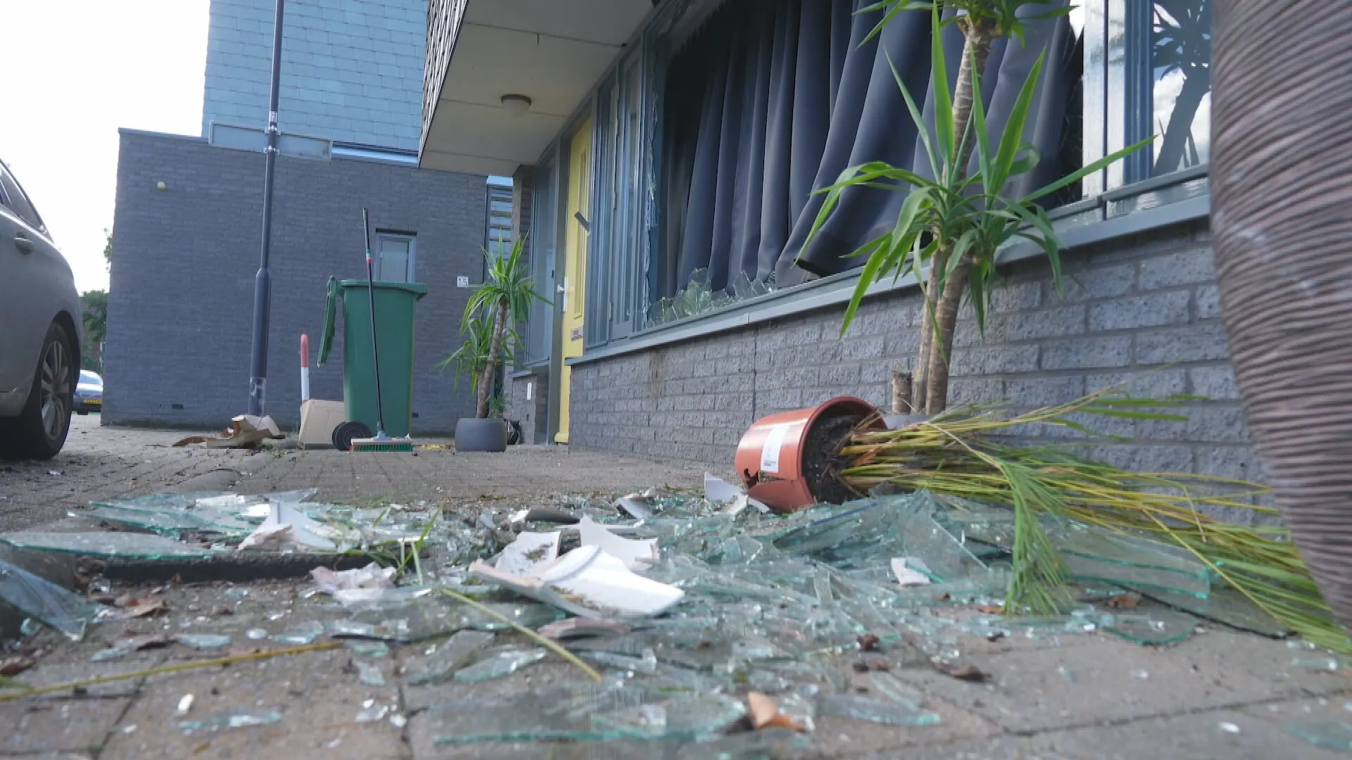 Vuurwerkbom beschadigt auto's en woning in IJsselstein, bewoners waren thuis