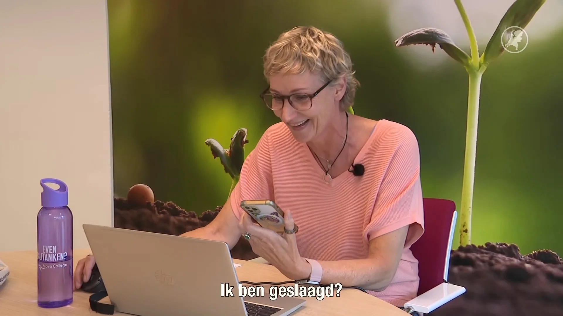 Eindexamenkandidaten krijgen het goede nieuws te horen: 'Je bent geslaagd!'