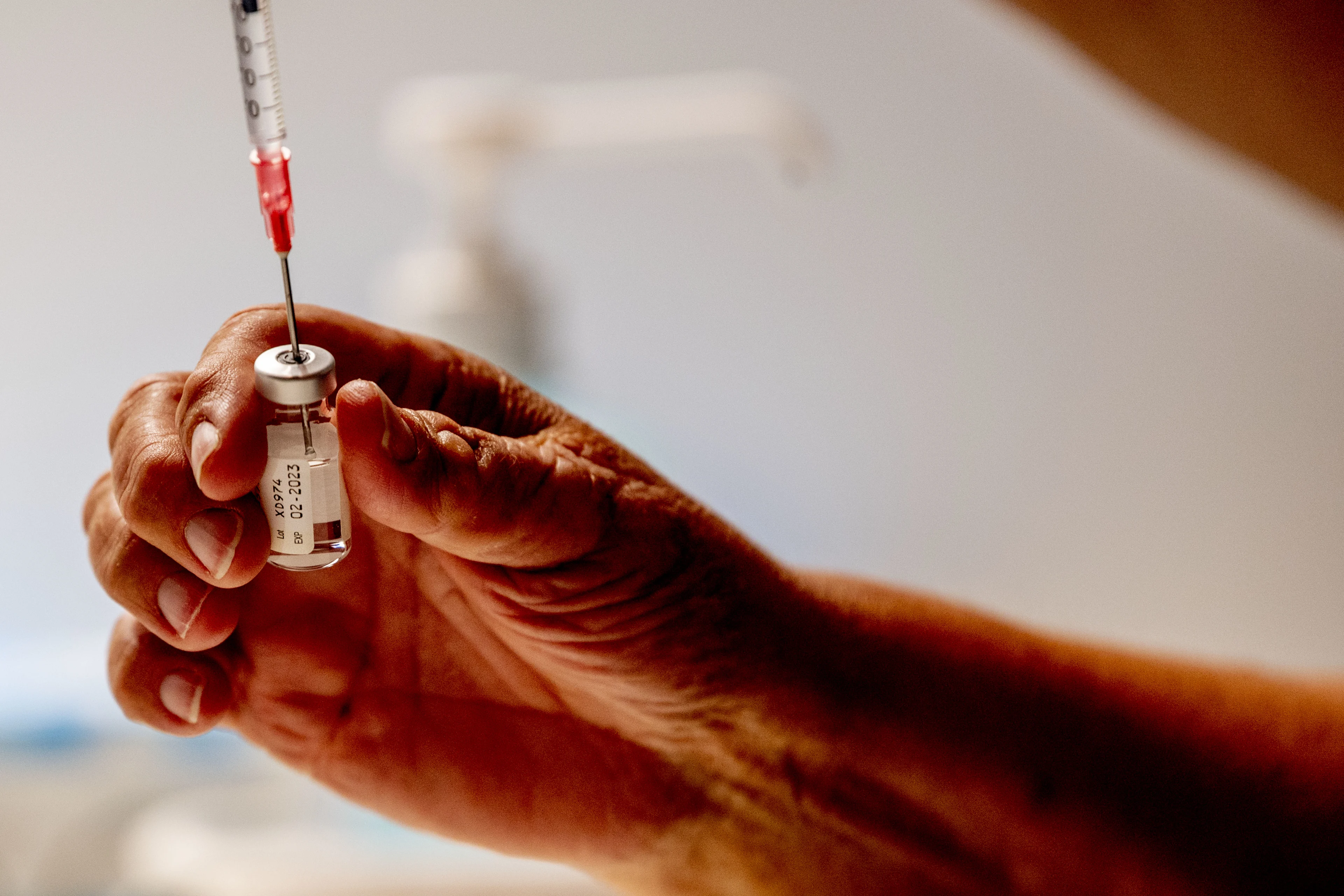 'Oorzaak tientallen doden na coronavaccinatie onbekend'