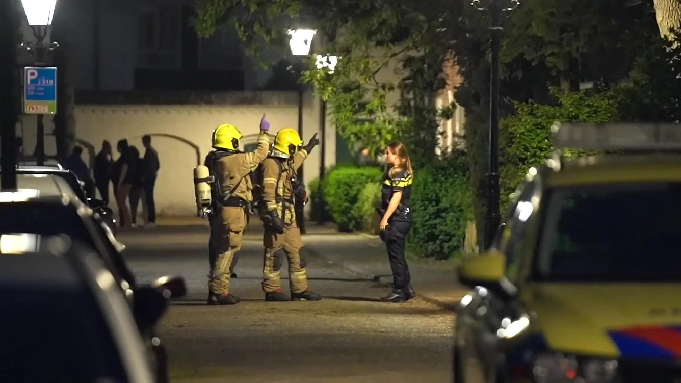 Vrouw krijgt op straat bijtende stof in gezicht gegooid, omgeving afgezet