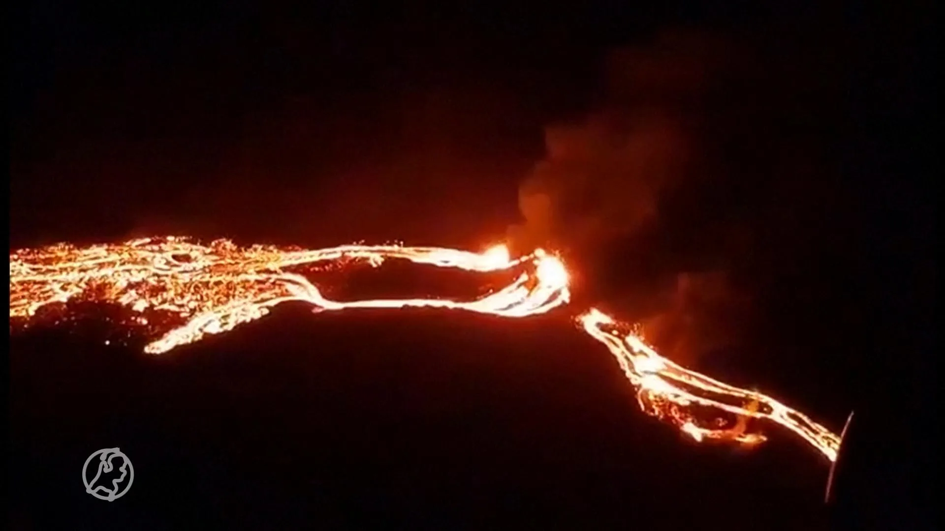 Marlous en Ruben zien vulkaanuitbarsting in IJsland: 'Er hing een hele rode wolk tussen de bergen'