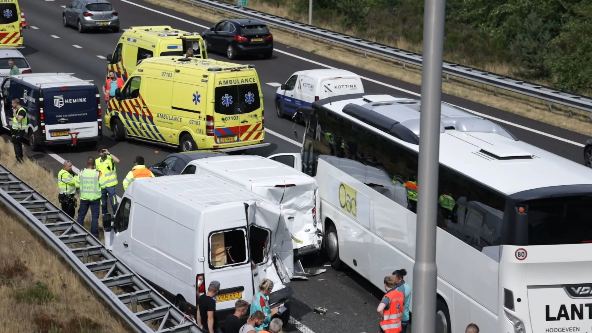 Groot ongeluk op A50 bij Arnhem: touringcar zou op file zijn gebotst