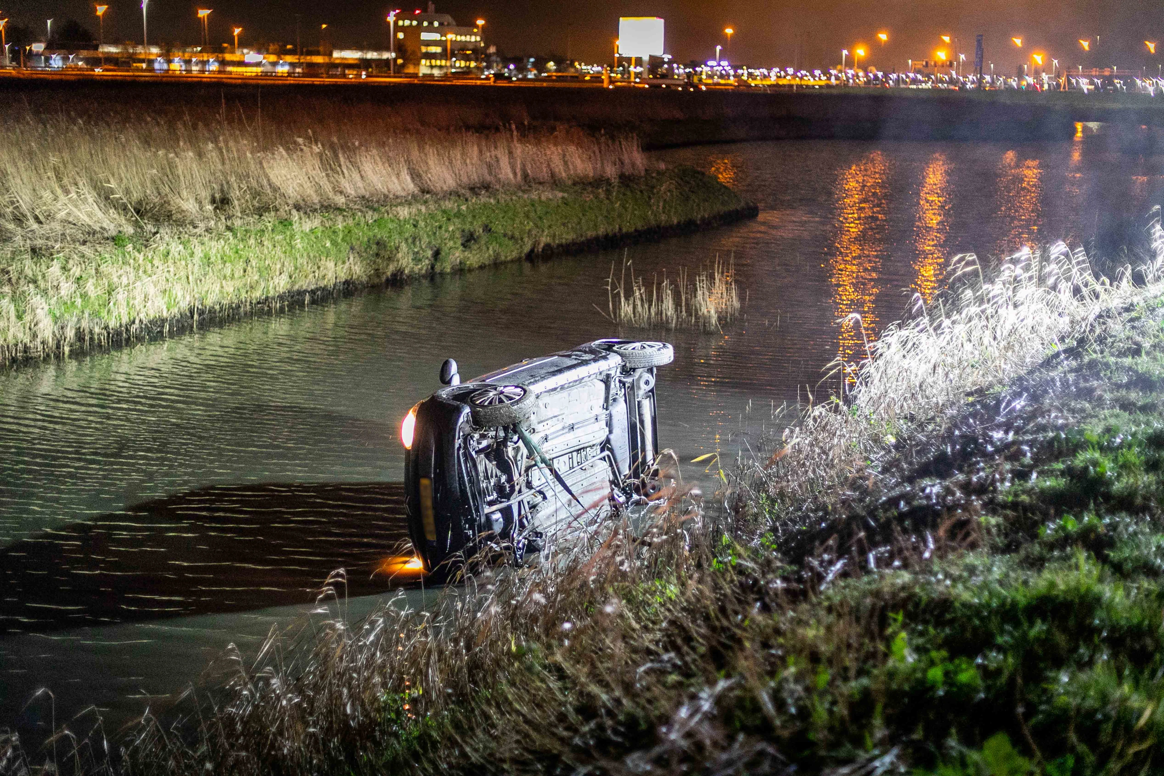 Auto te water langs A5, één inzittende vlucht voor politie