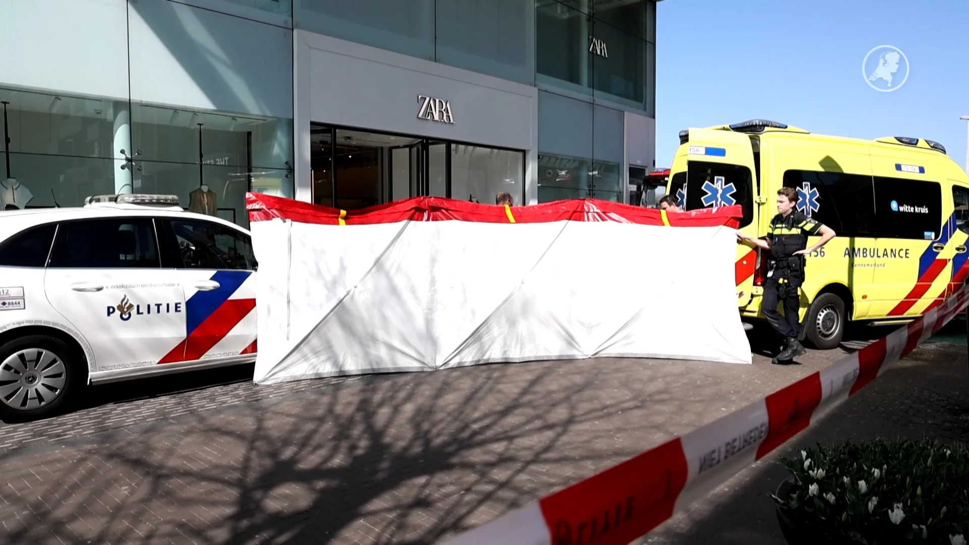 Jong kind met hand bekneld in roltrap in Hoofddorp, met spoed naar ziekenhuis