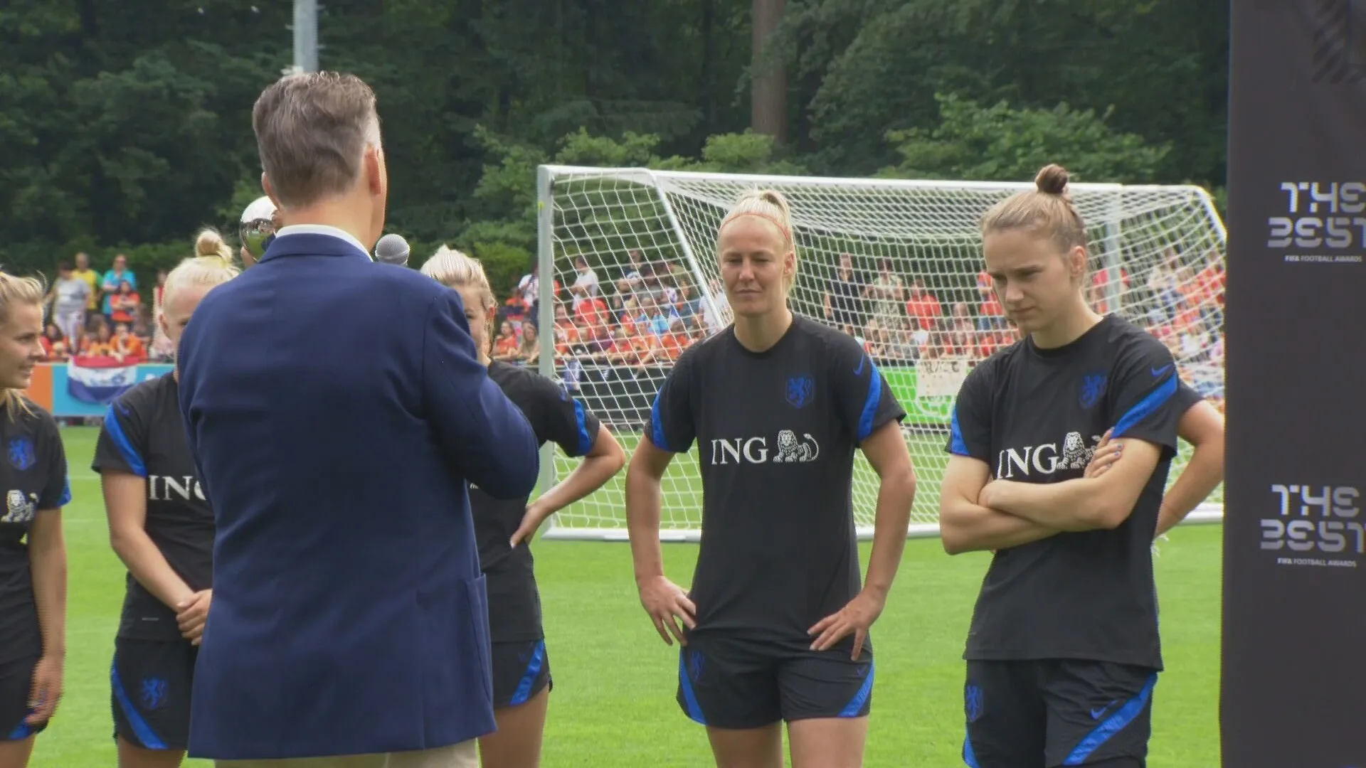 Speech Louis van Gaal voor Oranjevrouwen gaat compleet mis: 'Oh sorry'